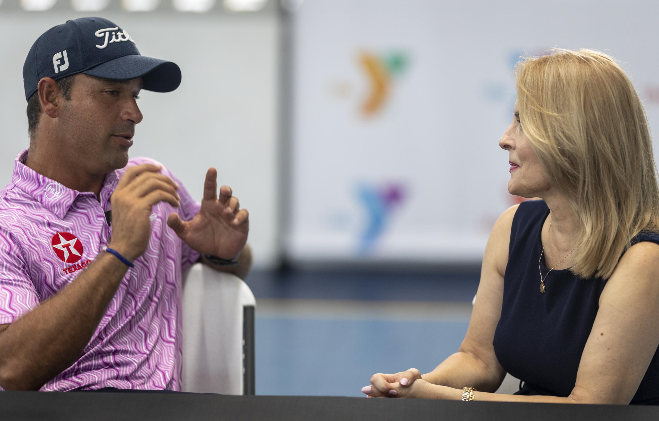 Rafa Campos conversa con Mabel Román Padró, directora ejecutiva de YMCA Puerto Rico.