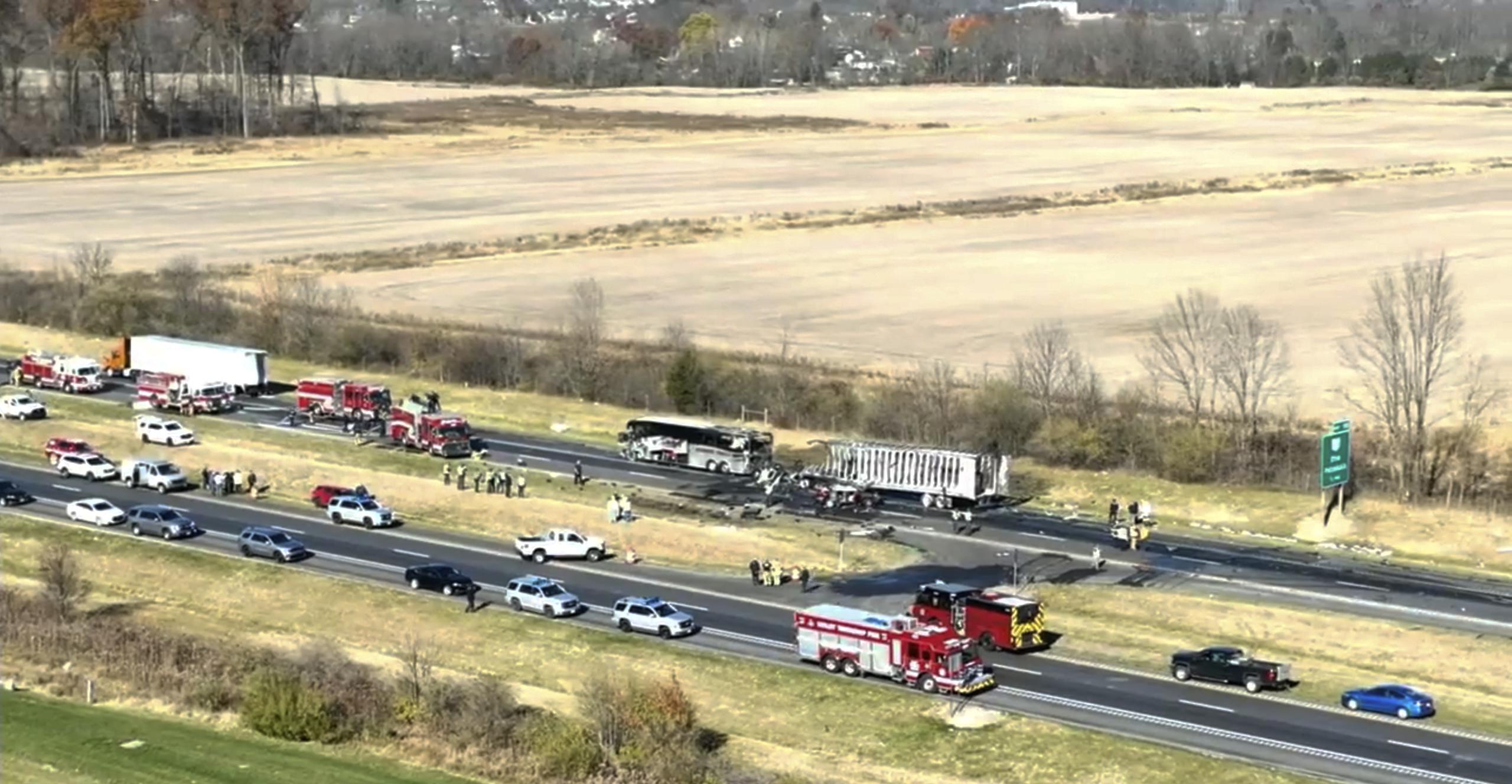 Numerosos equipos de emergencia se encontraban en el lugar de los hechos y las cámaras del Departamento de Transporte de Ohio de la zona mostraban humo procedente del lugar del accidente.