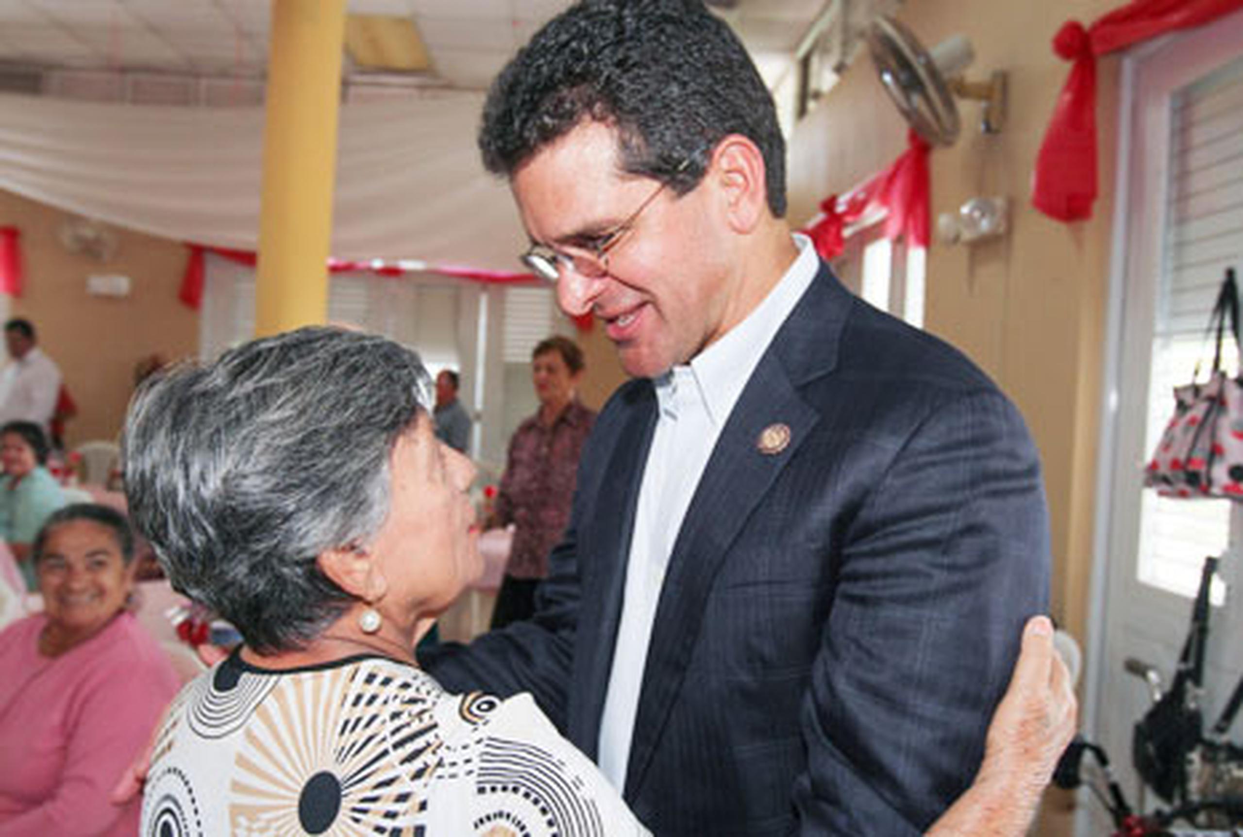 Pedro Pierluisi visitó varios proyectos de servicios sociales y se reunió con el alcalde Javier Jiménez. (Suministrada)