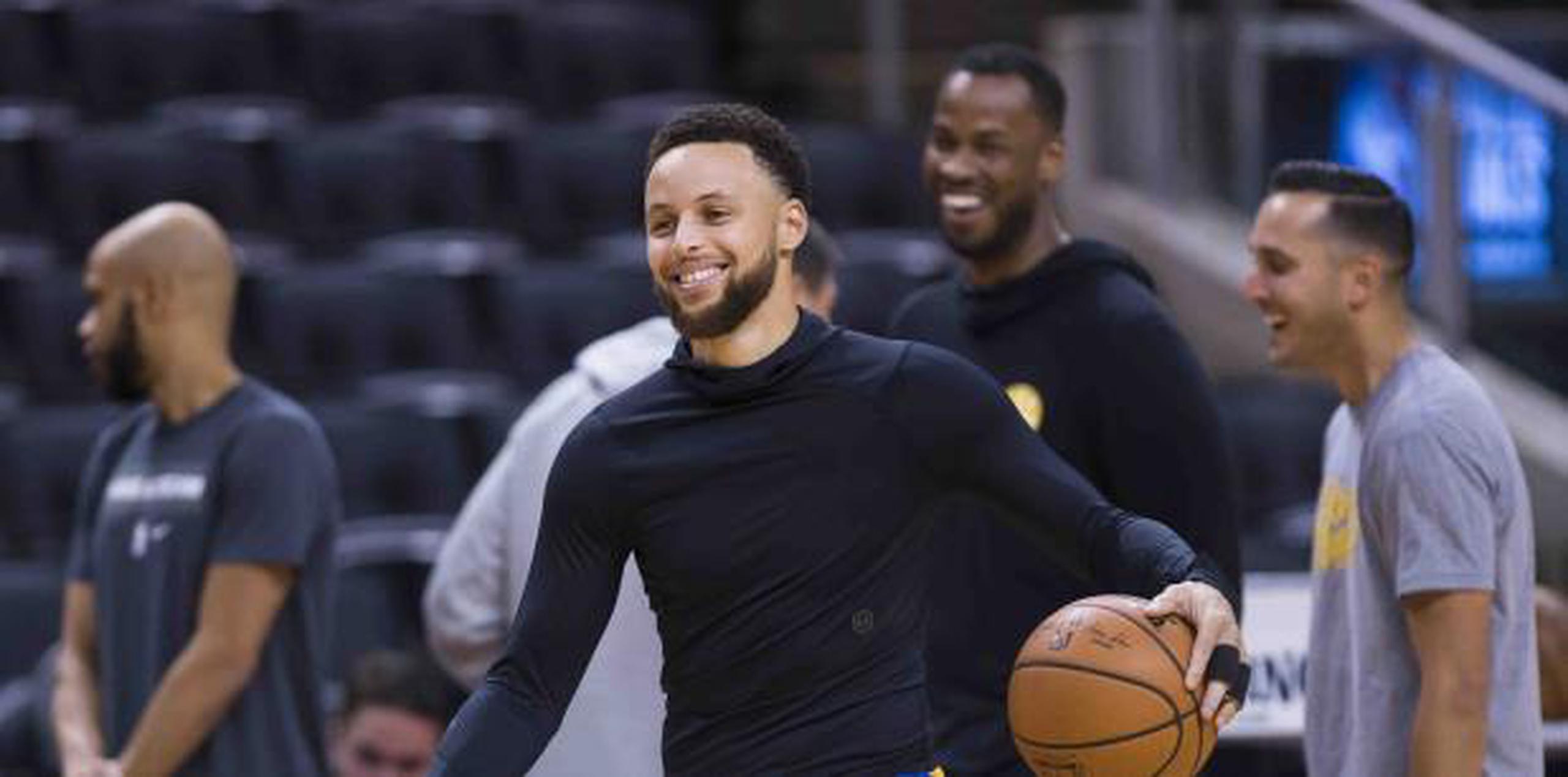 Stephen Curry y los Warriors inician la final jugando como visitante de los Raptors de Toronto. (Nathan Denette / The Canadian Press vía AP)