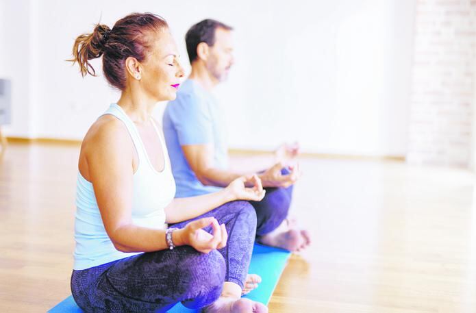 Se dice que ejercicios respiratorios como el yoga podrían ayudar la parte muscular respiratoria, pero no se ha comprobado que tenga un impacto en la función pulmonar del paciente.