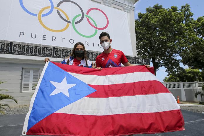 Los tenismesistas Adriana Díaz y Brian Afanador ya tienen en sus manos la bandera que estará adornando la Villa Olímpica en Tokio.