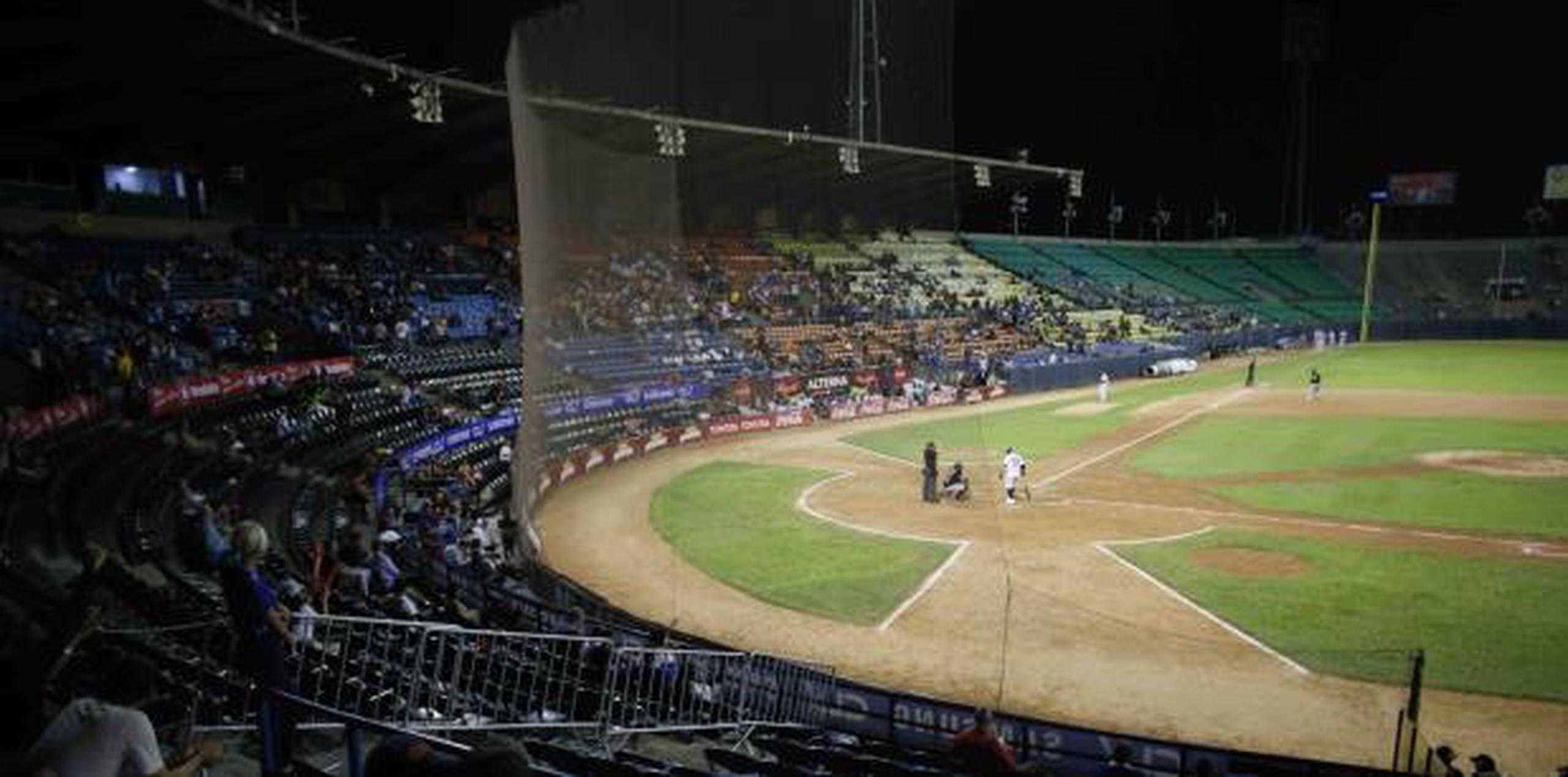 Esta imagen muestra el parque semivacío durante un juego entre los Leones del Caracas y los Tigres de Aragua en la capital venezolana durante la presente temporada. (AP Foto/Ariana Cubillos)
