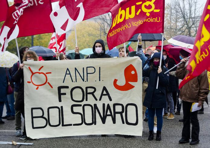 Los manifestantes en Anguillara Veneta, una ciudad de 4,200 habitantes cerca de Padua, corearon ”¡No a Bolsonaro!” y portaban carteles que decían “Fuera Bolsonaro”, “Justicia para la Amazonía” y “Sin ciudadanía para dictadores”.