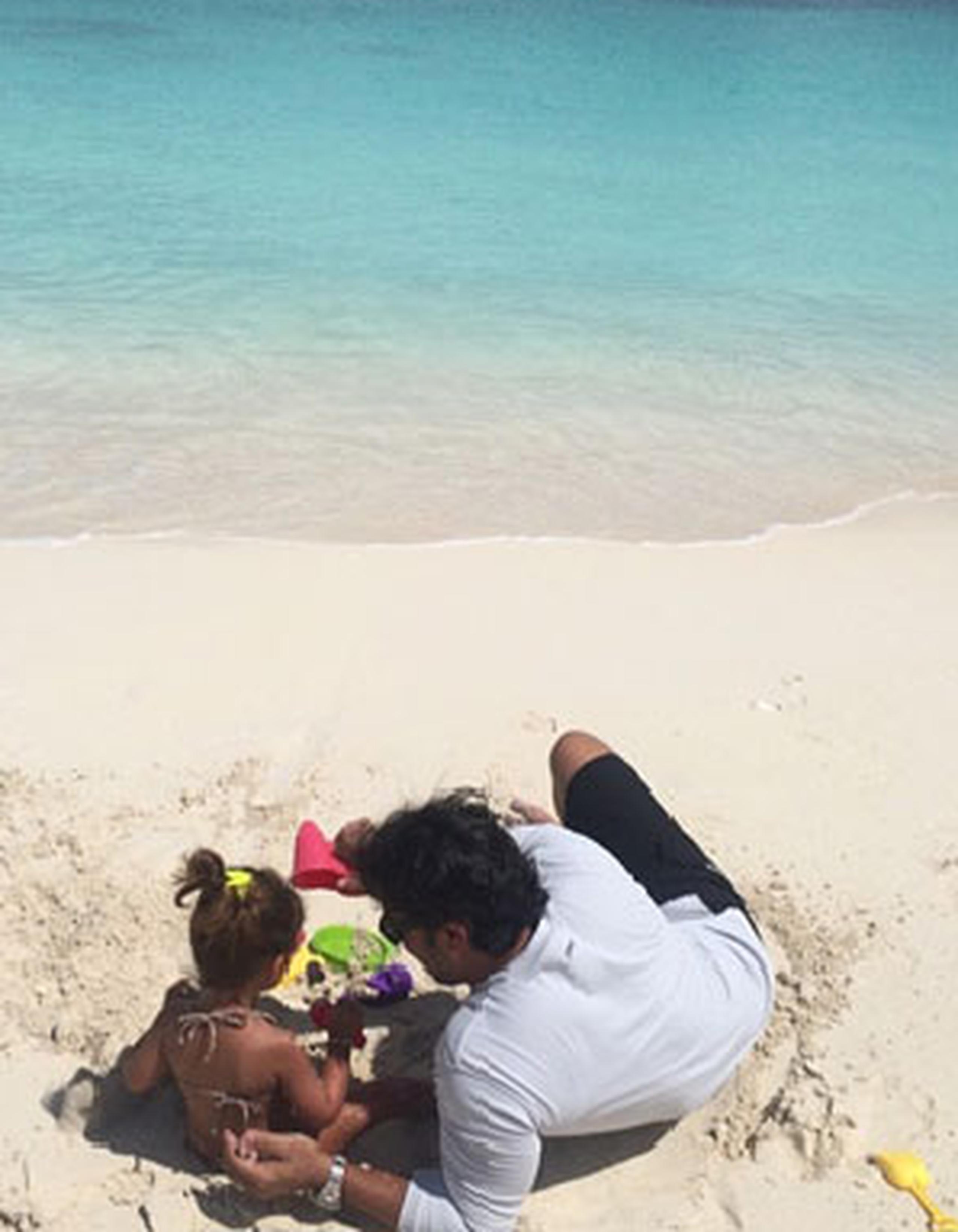 El cantante disfruta estos días con su hija Mikaela Ailed, de dos años. (Instagram)