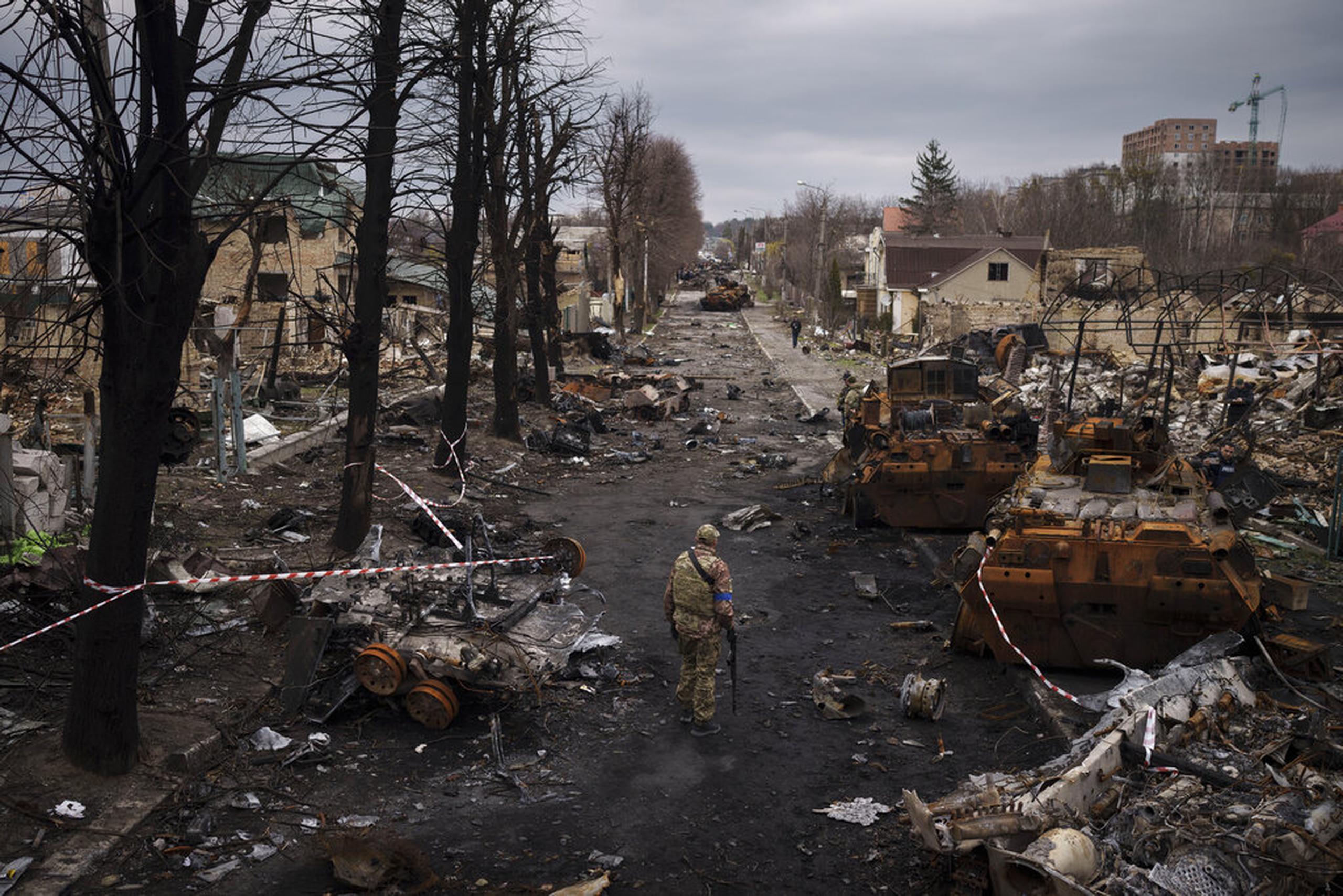 Un militar ucraniano camina entre tanques rusos destruidos en Bucha, en las afueras de Kiev, Ucrania, el 6 de abril de 2022.