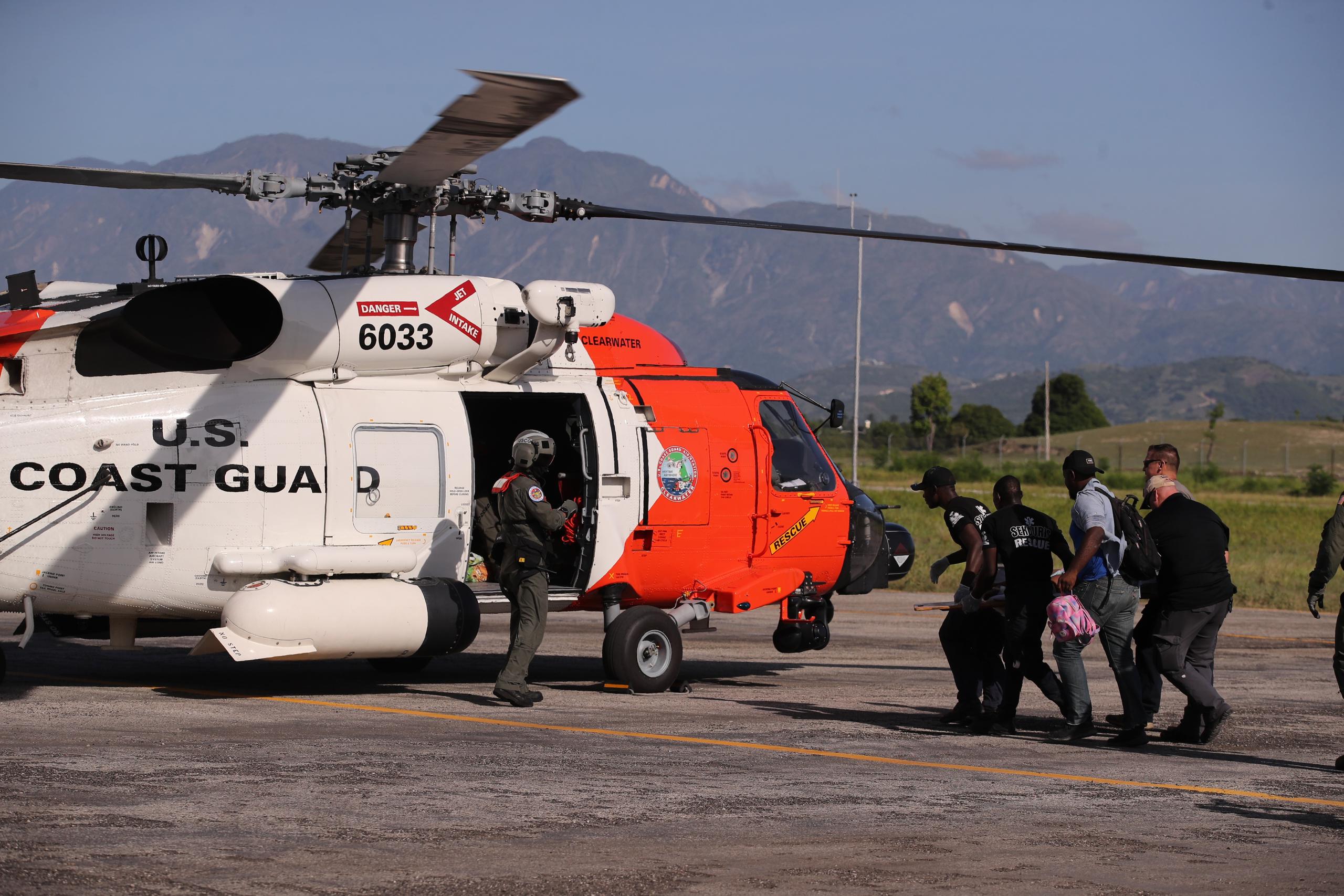 Heridos son trasladados a un helicóptero de rescate de Estados Unidos en el aeropuerto de Les Cayes, el 16 de agosto de 2021. EFE/Orlando Barría
