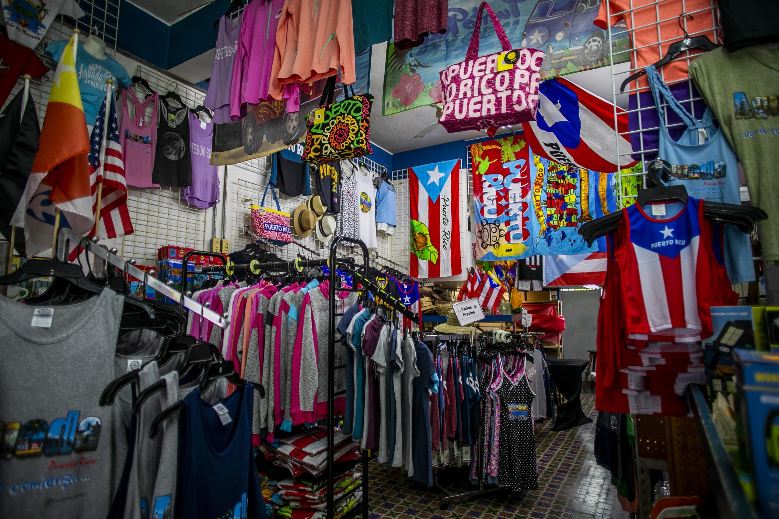 Los artículos alusivos a Puerto Rico son de gran demanda en la tienda y la variedad es amplia.