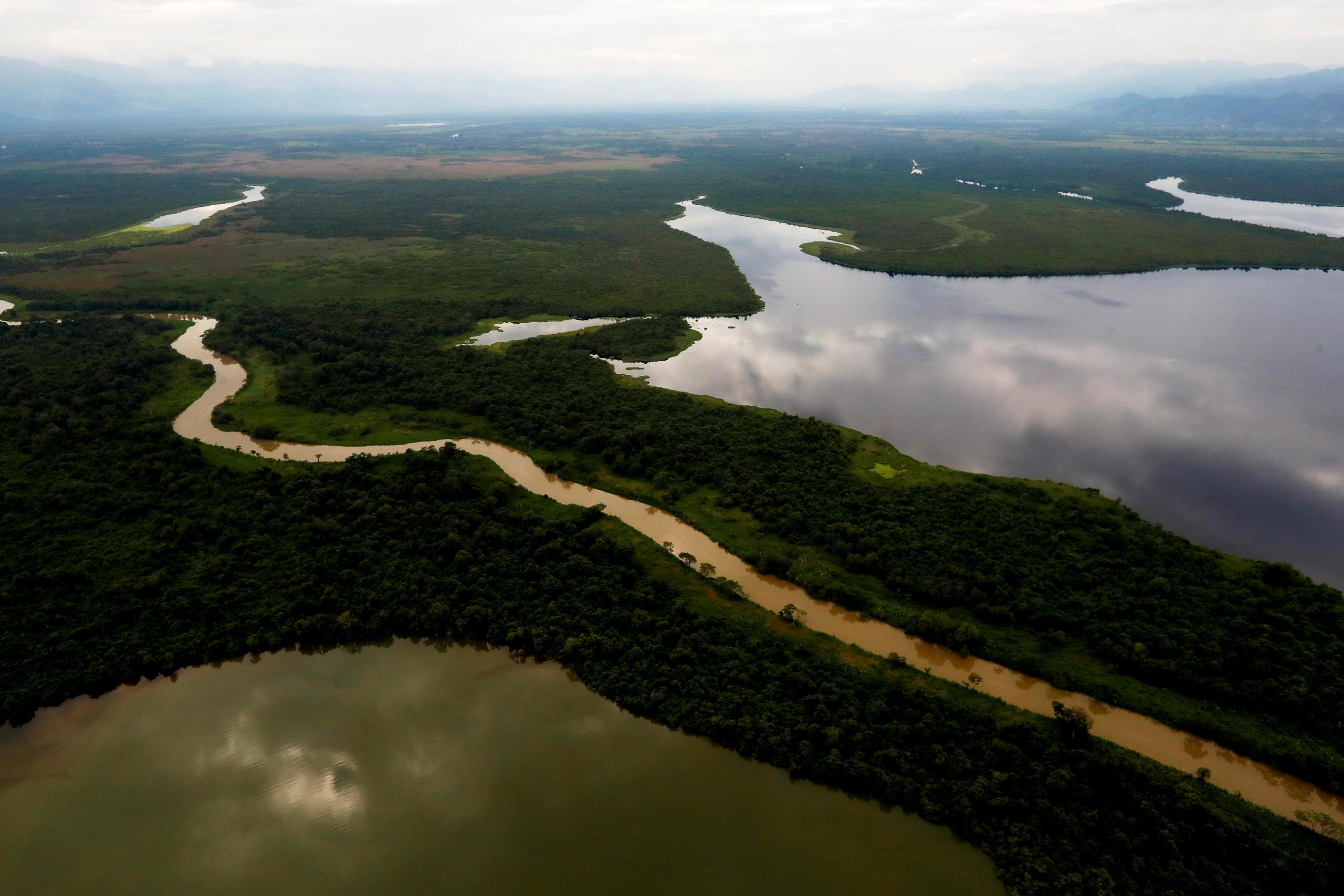Vista aérea el pasado 11 de noviembre del río Motagua, que lleva cientos de toneladas de basura de las ciudades de Guatemala y desemboca en la frontera con Honduras, en Izabal (Guatemala). EFE/Esteban Biba