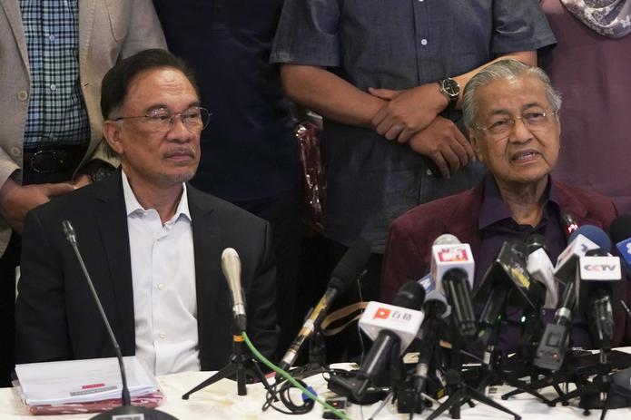 El primer ministro de Malasia, Mahathir Mohamad, a la derecha, habla con los medios junto a su sucesor, Anwar Ibrahim en Putrajaya, Malasia. (AP )