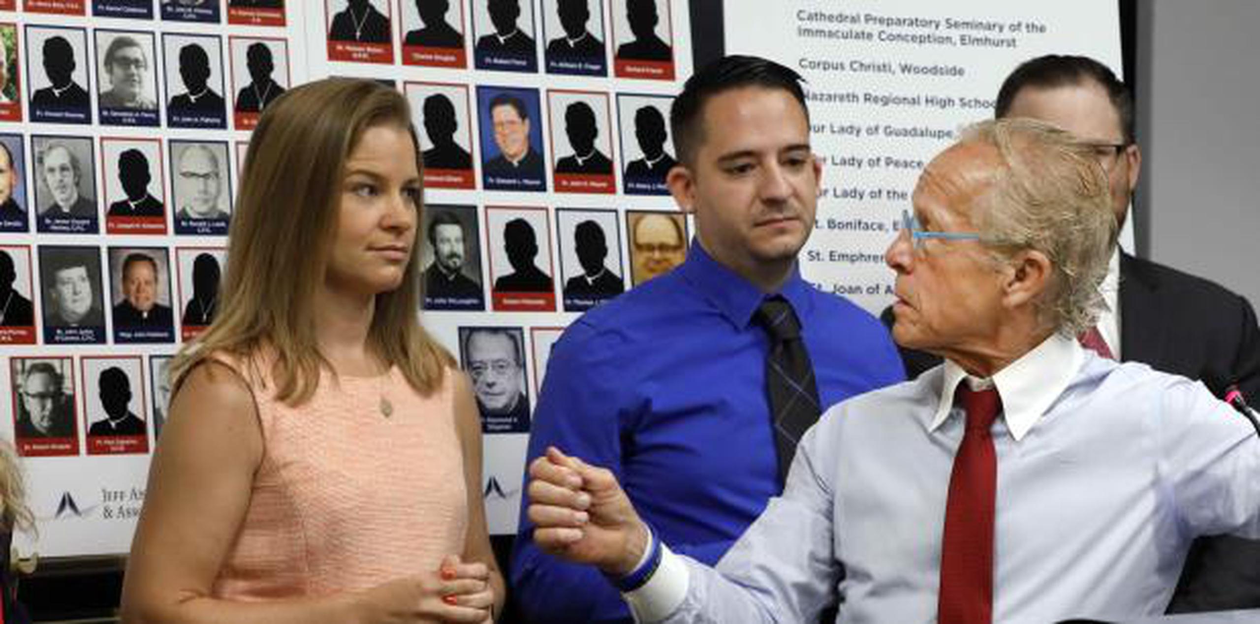 Un abogado y varias víctimas conversan en una conferencia de prensa sobre una demanda de abuso sexual en Nueva York. (AP)
