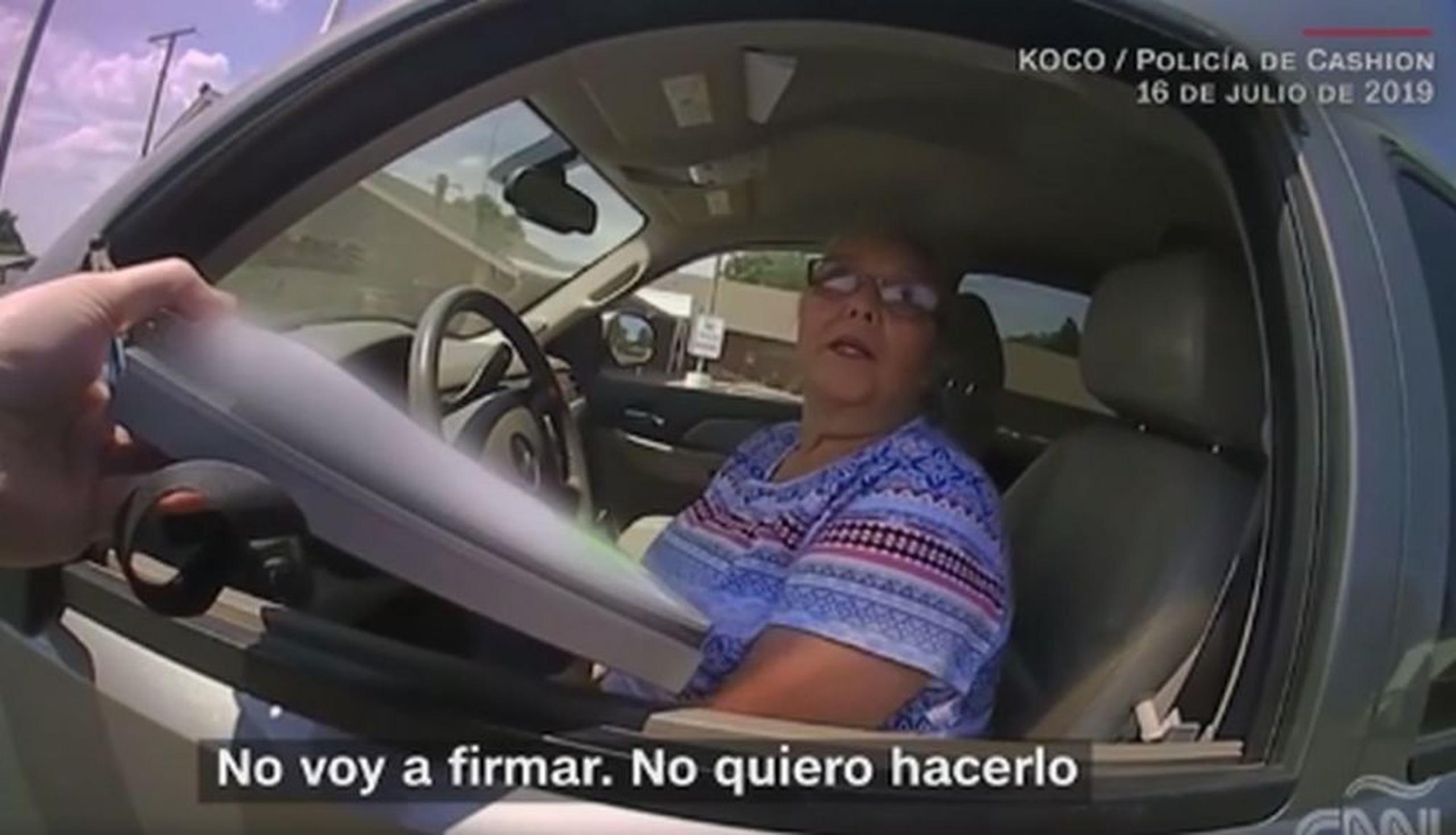 Mujer de 65 años recibe descarga eléctrica tras negarse a ser arrestada. (Captura)