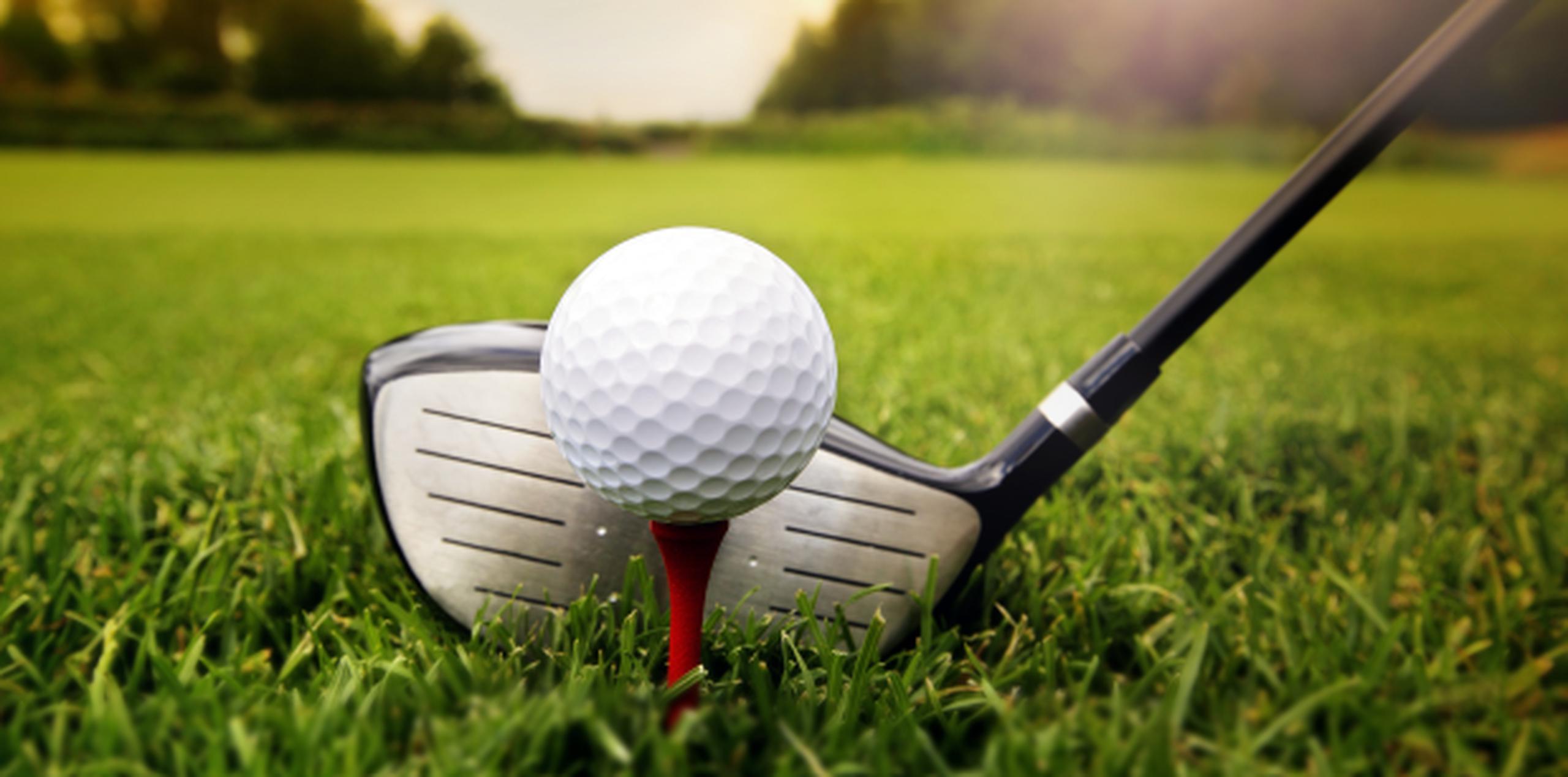 "Los caddies en el golf son las personas que están al lado de un jugador durante su travesía por los 18 hoyos". (Shutterstock)