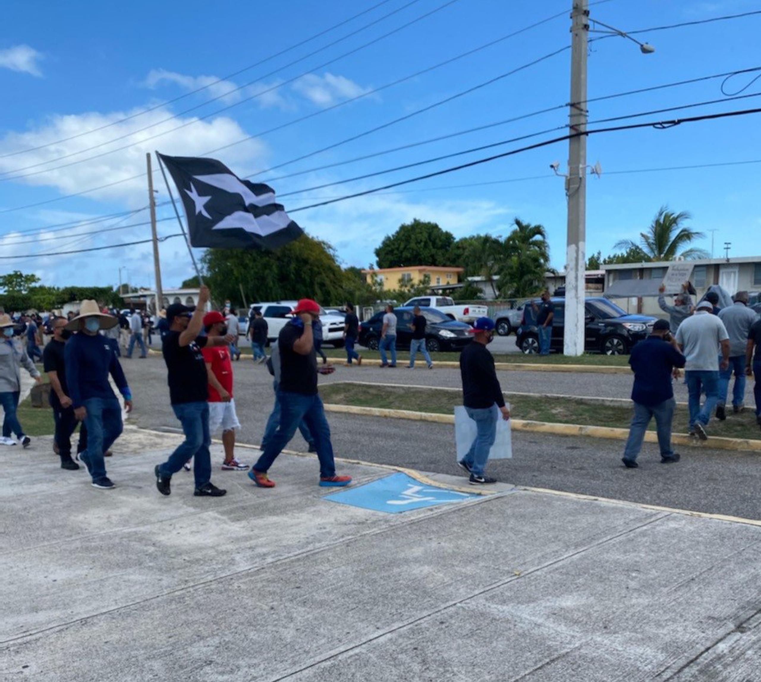 Miembros de la Unión de Trabajadores de la Industria Eléctrica y Riego (UTIER) llevan a cabo una manifestación frente a la comandancia de área de Ponce tras el arresto de tres empleados de la AEE.