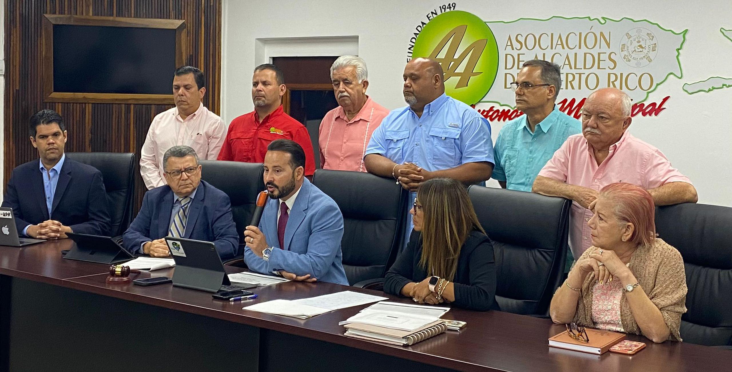 Luis Javier Hernández hizo el anuncio tras una reunión de emergencia que celebró la Asociación de Alcaldes.