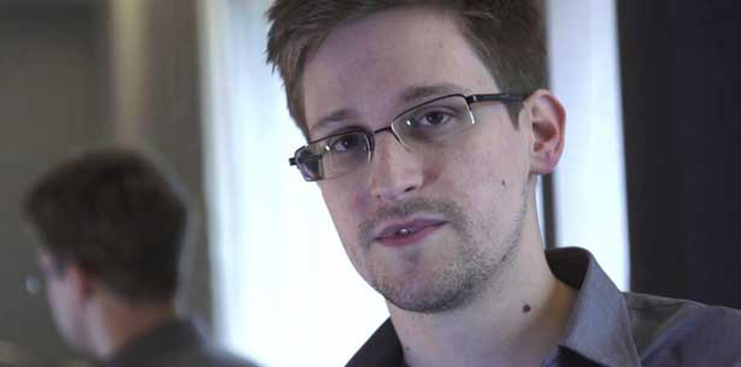 El padre de Edward Snowden llegó ayer a Rusia.  (EFE/Glenn Greenwald / Laura Poitras/The Guardian)