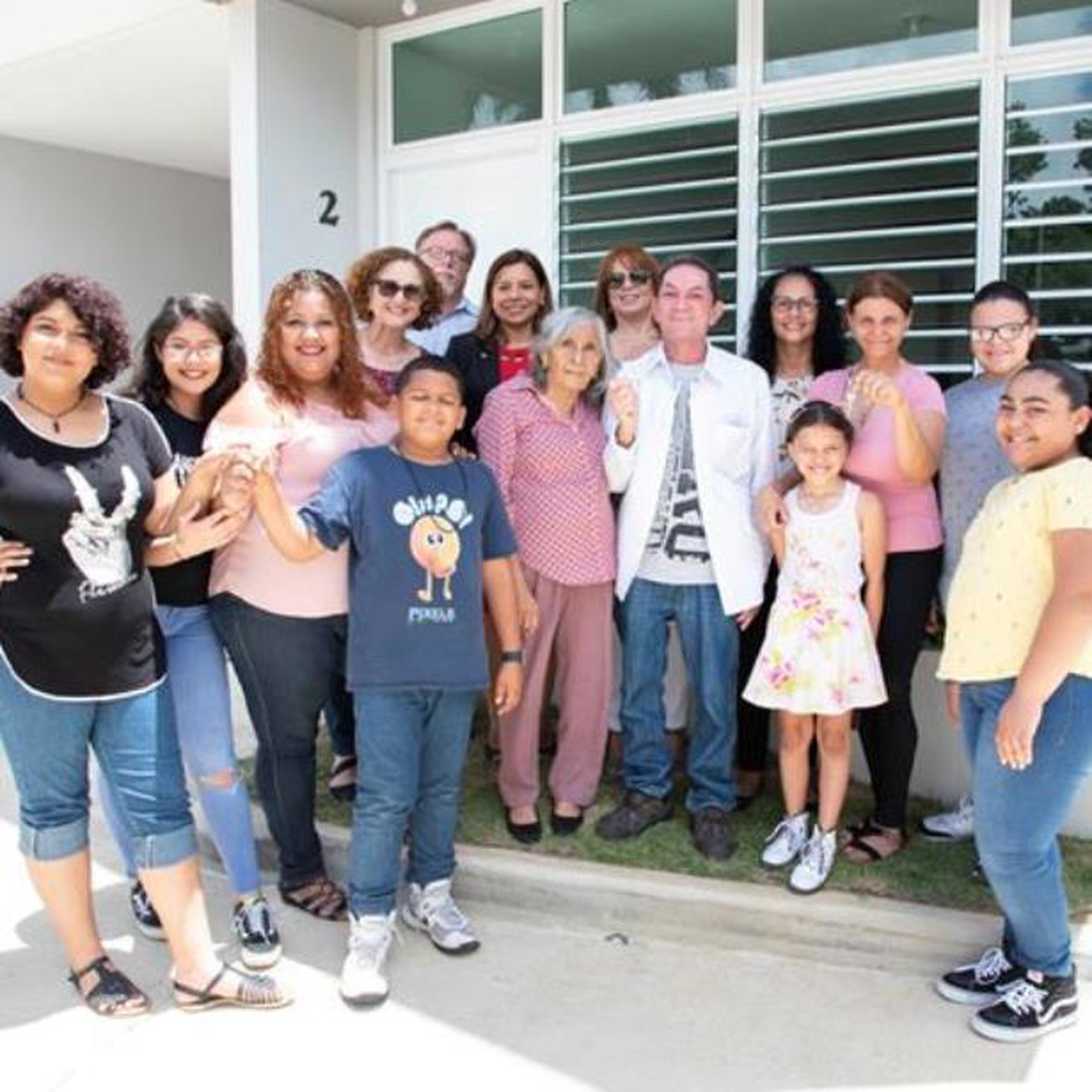 Los tres nuevas propietarios Moudlizza Rodríguez, Gamari Figueroa y Edwin Class junto a sus familias y representantes del Banco Santander. (Suministrada)