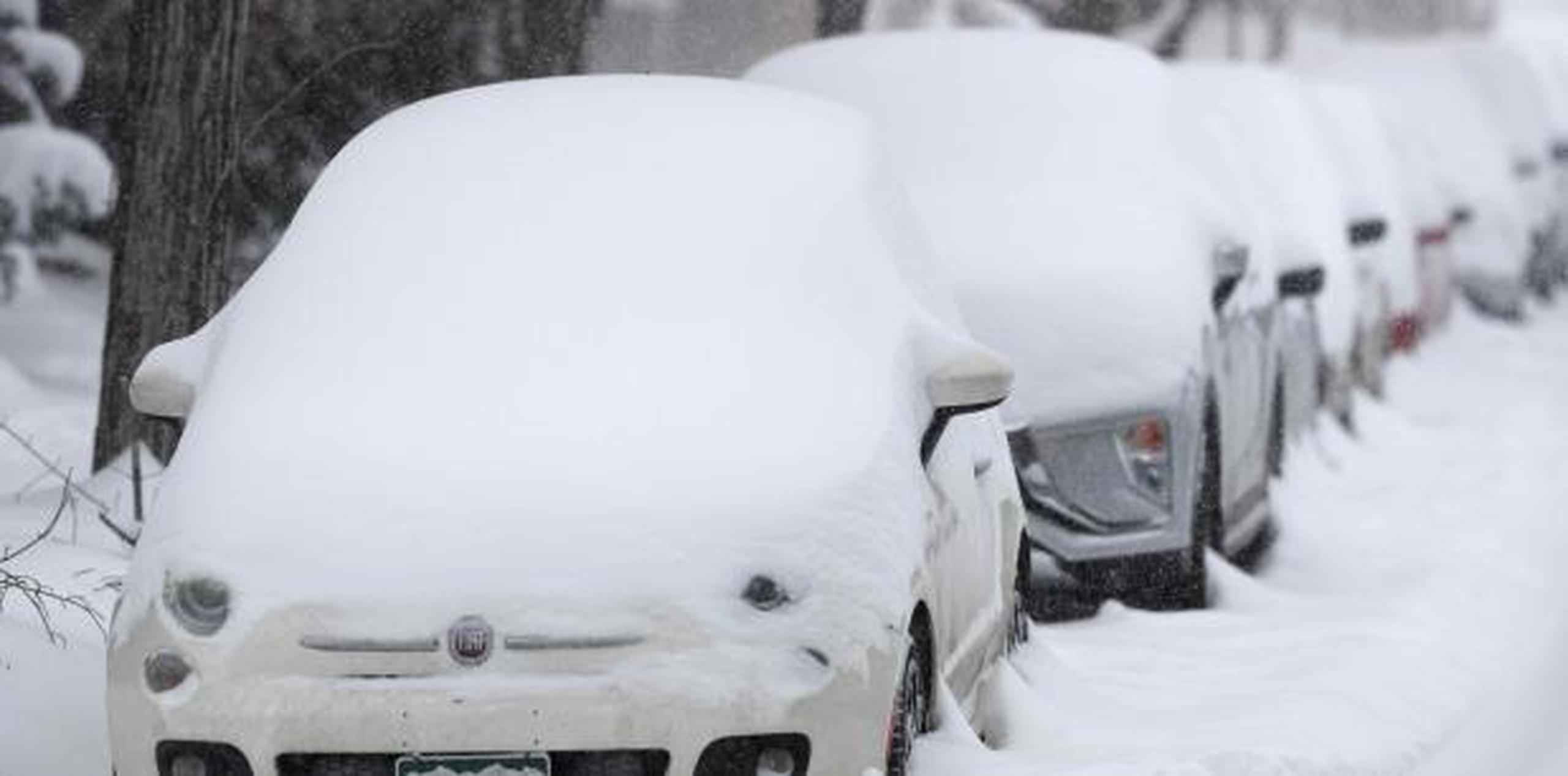Gente que salió temprano tuvo que lidiar con carreteras cubiertas de nieve. (AP / David Zalubowski)
