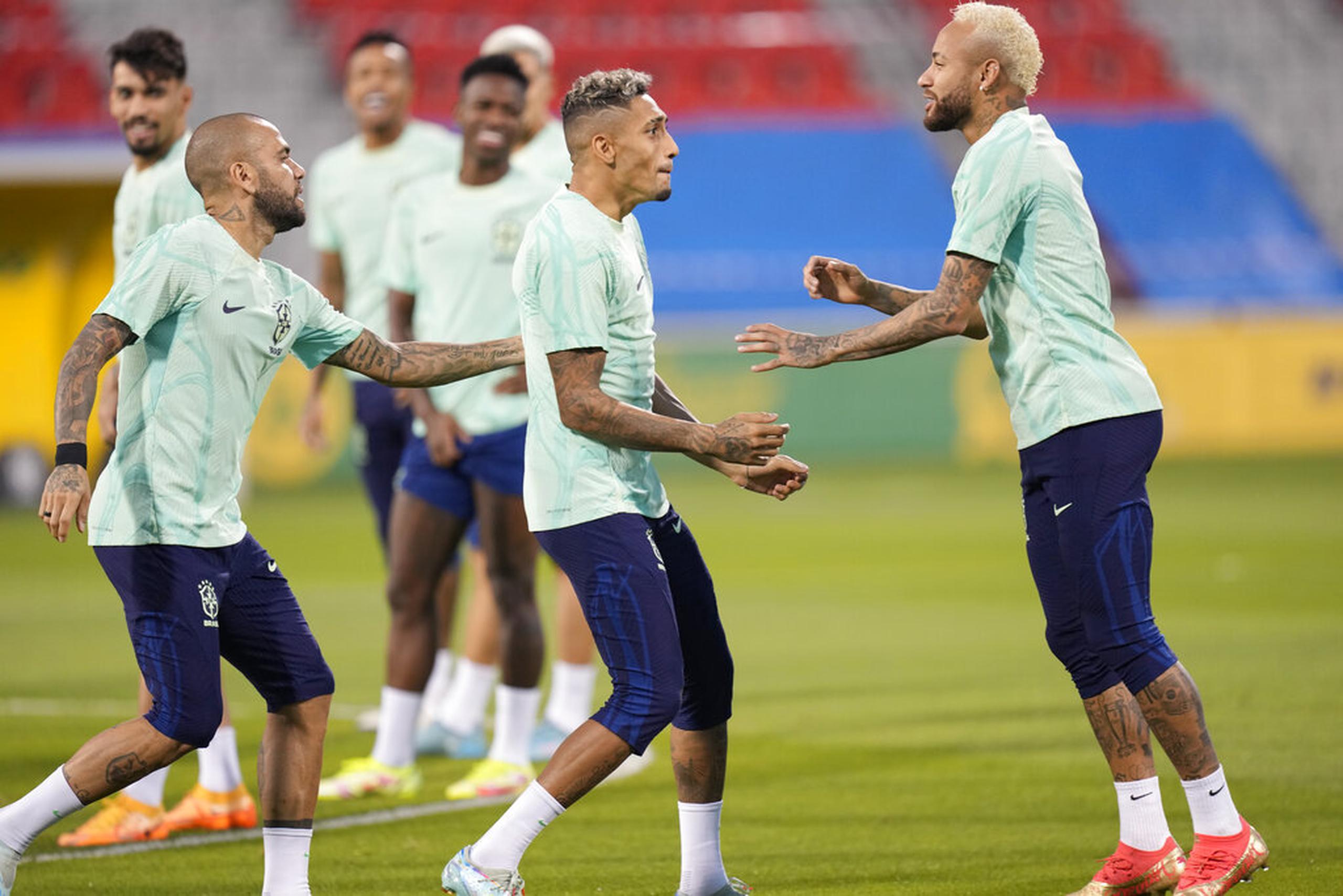 Los brasileños Neymar (derecha), Raphinha (centro) y Dani Alves durante un entrenamiento en Doha, Qatar.