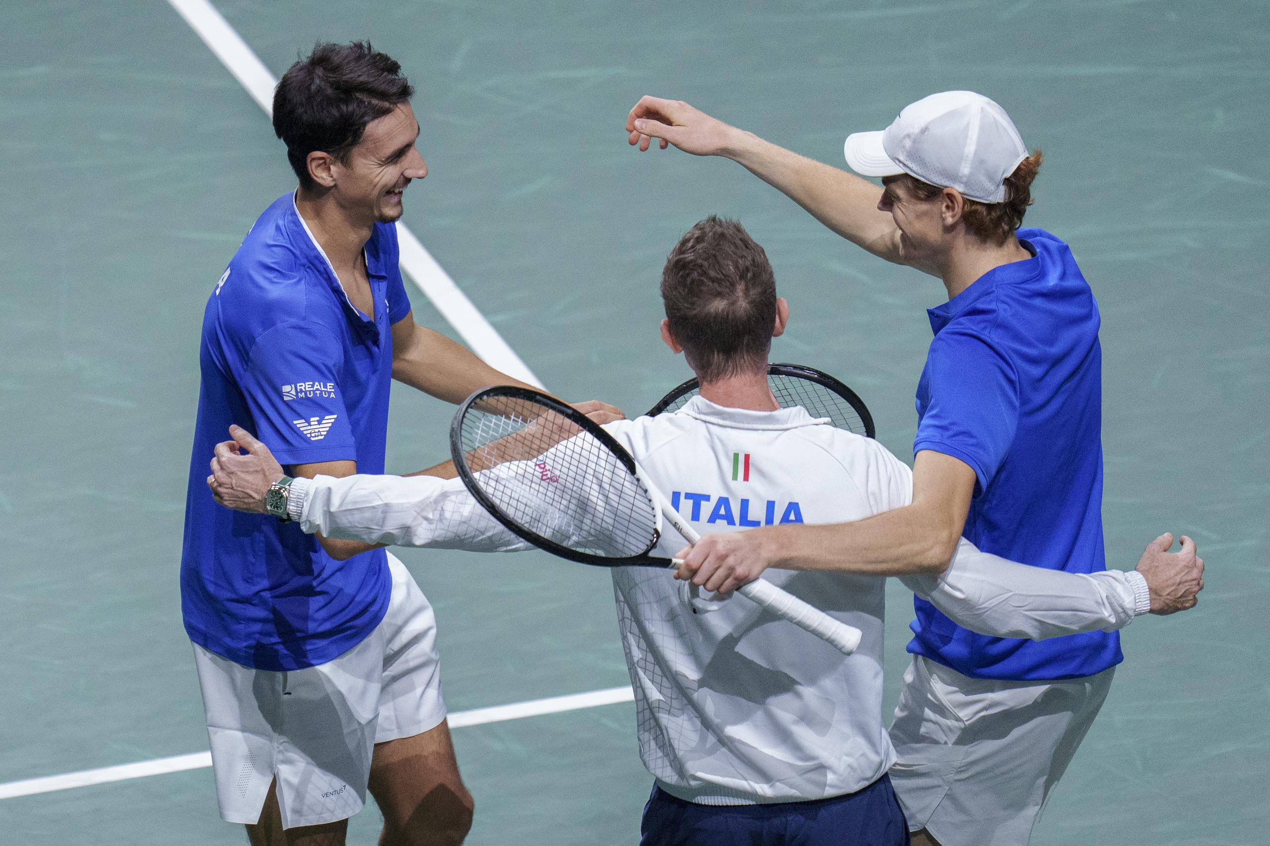 Jannik Sinner, derecha, celebra con sus compañeros de equipo los primeros segundos del título de Italia en la Copa Davis 2023.