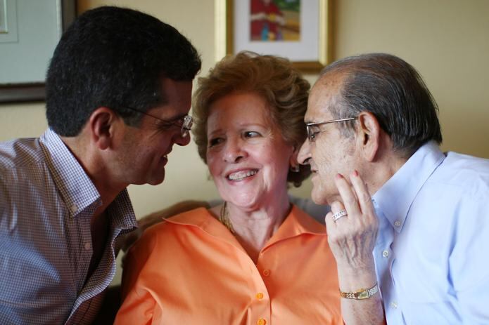 Foto del 30 de abril del 2011 durante una entrevista a Pedro Pierluisi en Guaynabo con motivo del Día de las Madres. En la imagen aparece junto a sus padres, Doris Urrutia y Jorge Pierluisi.