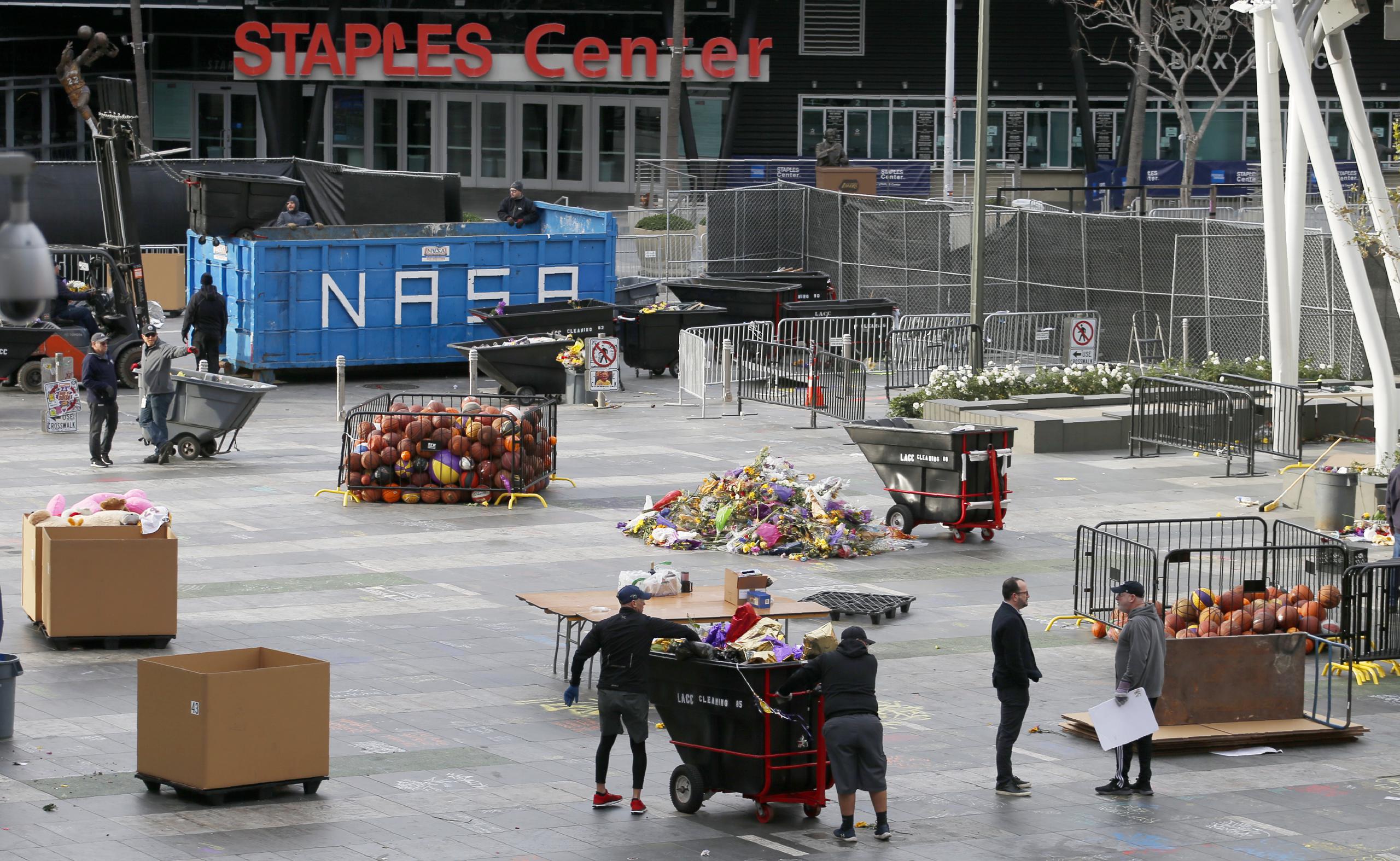 Trabajadores removieron sobre 1,350 balones del área, junto a cientos de camisas y miles de flores y globos.