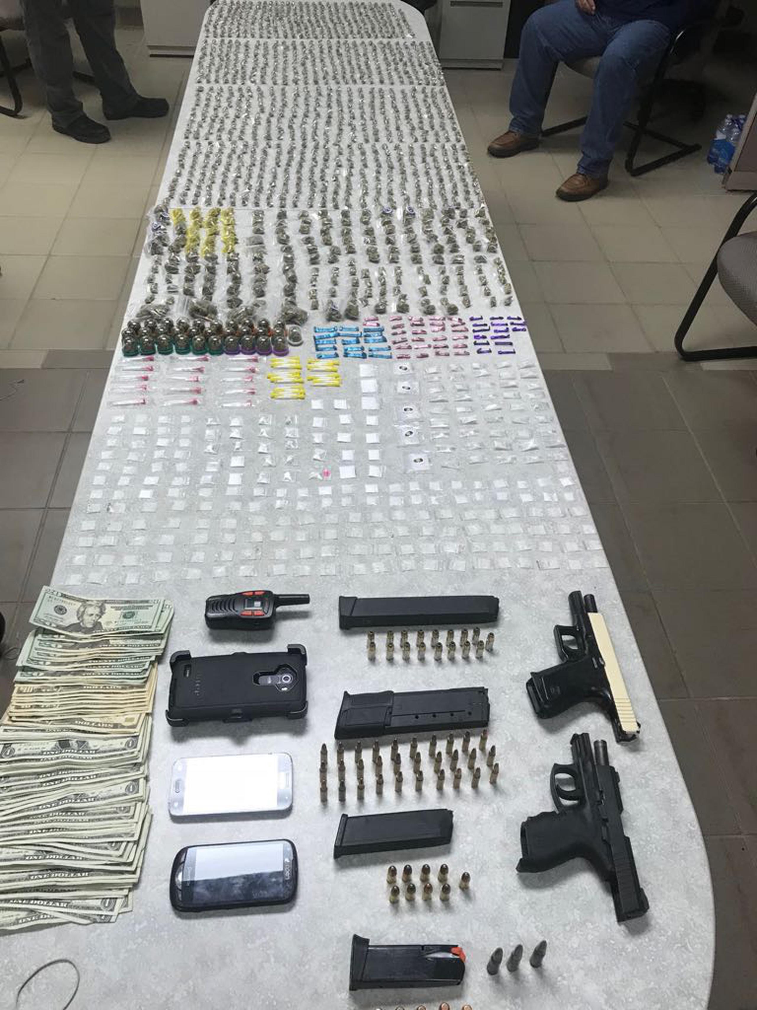 Parte de la evidencia ocupada fue una pistola glock, una pistola Taurus, cuatro cargadores, 70 balas de diferentes calibres, 238 bolsas de cocaína y 40 bolsas de crack.(Suministrada)