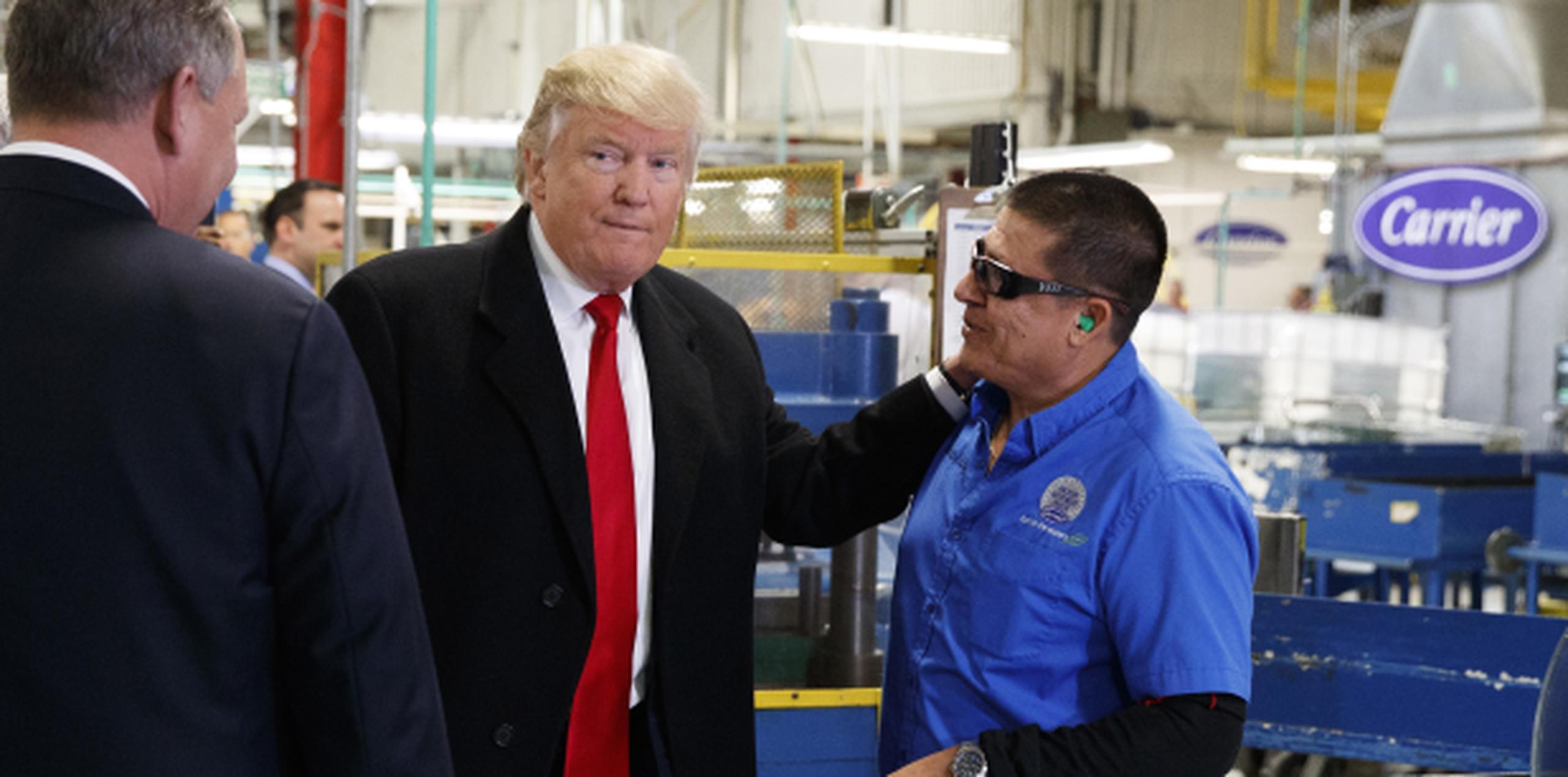 Trump visitó hoy una planta de equipos de aire acondicionado en Indiana. (Prensa Asociada)