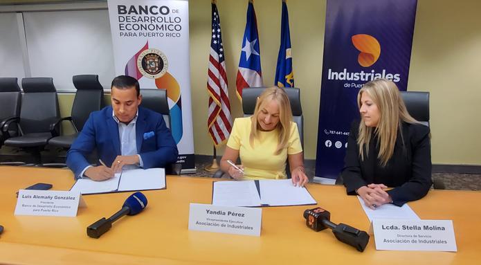 El presidente del Banco de Desarrollo Económico para Puerto Rico (BDE), Luis Alemañy González, y la vicepresidenta ejecutiva de la Asociación de Industriales de Puerto Rico, Yandia Pérez, firmaron el acuerdo hoy, viernes.