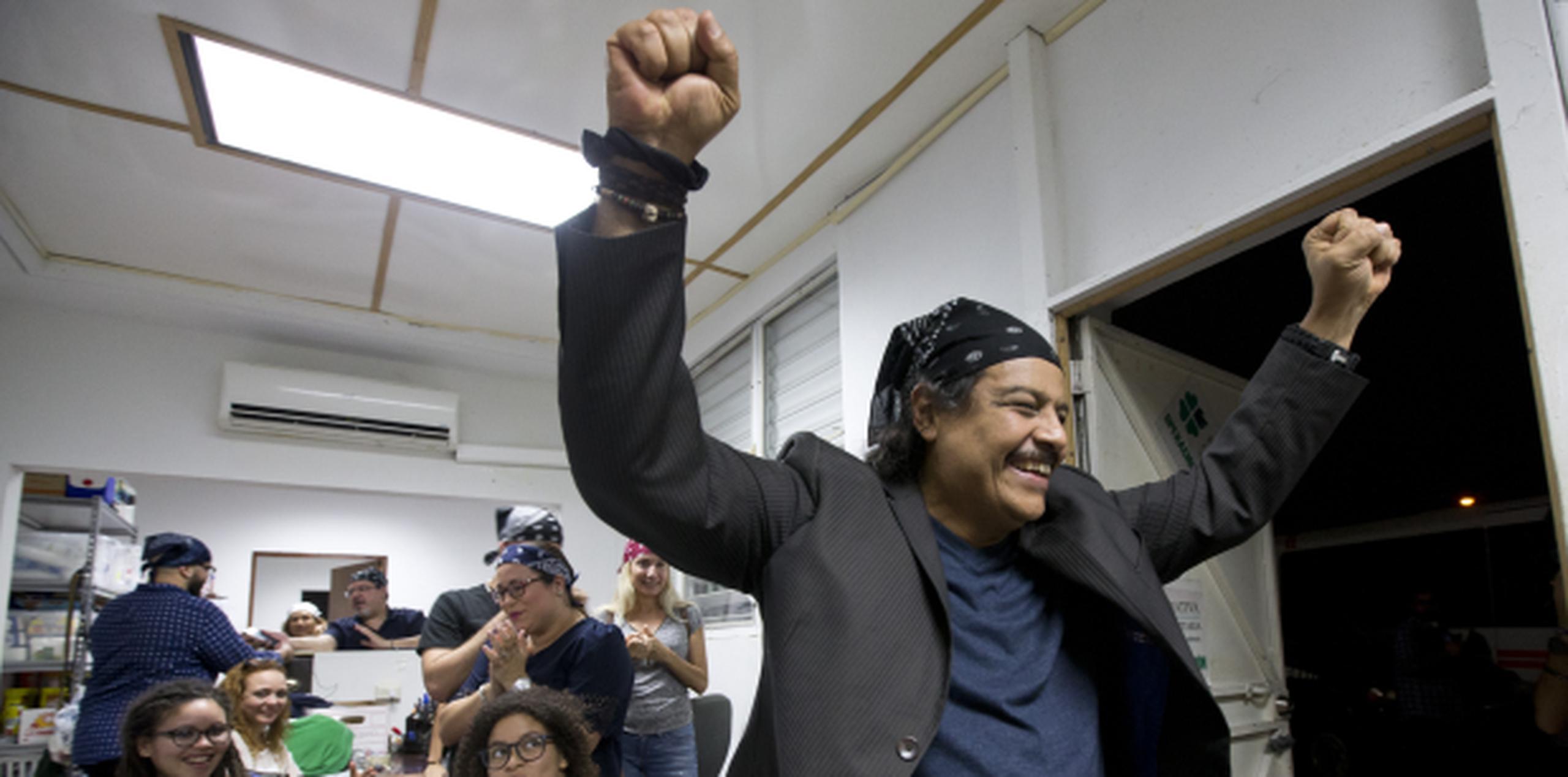 José Vargas Vidot celebra su triunfo en las oficinas de Iniciativa Comunitaria. (jorge.ramirez@gfrmedia.com)