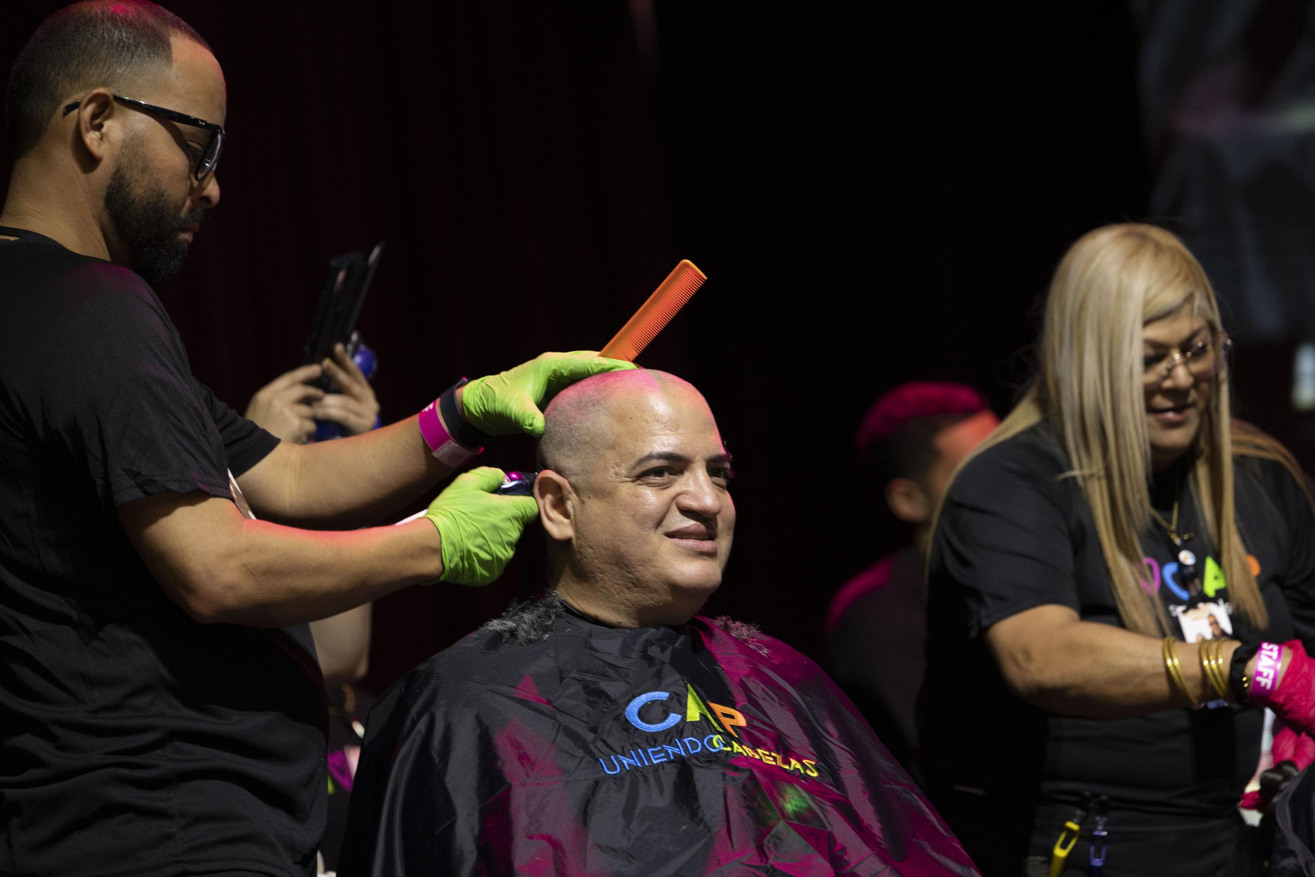 Cientos de personas se dieron cita para donar el pelo o rapárse la cabeza, aportando además un donativo para la fundación.