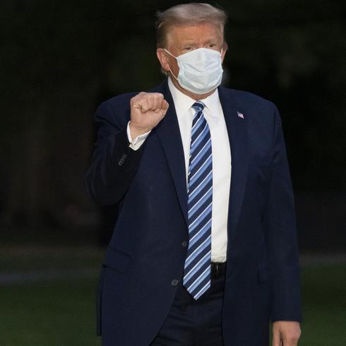 Sin decir una palabra, Trump sale del hospital después del tratamiento por coronavirus