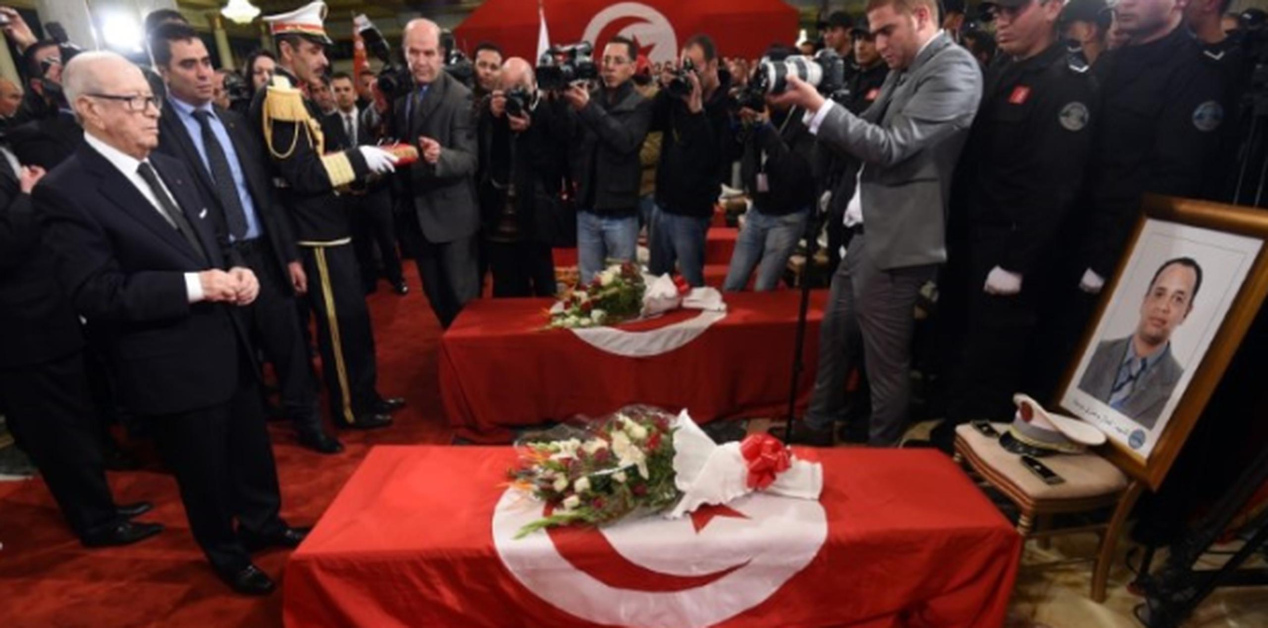El presidente Beji Caid Essebsi rinde tributo a agentes asesinados en el bombazo. El atentado es el tercero que sufre Túnez en 2015. (AFP)
