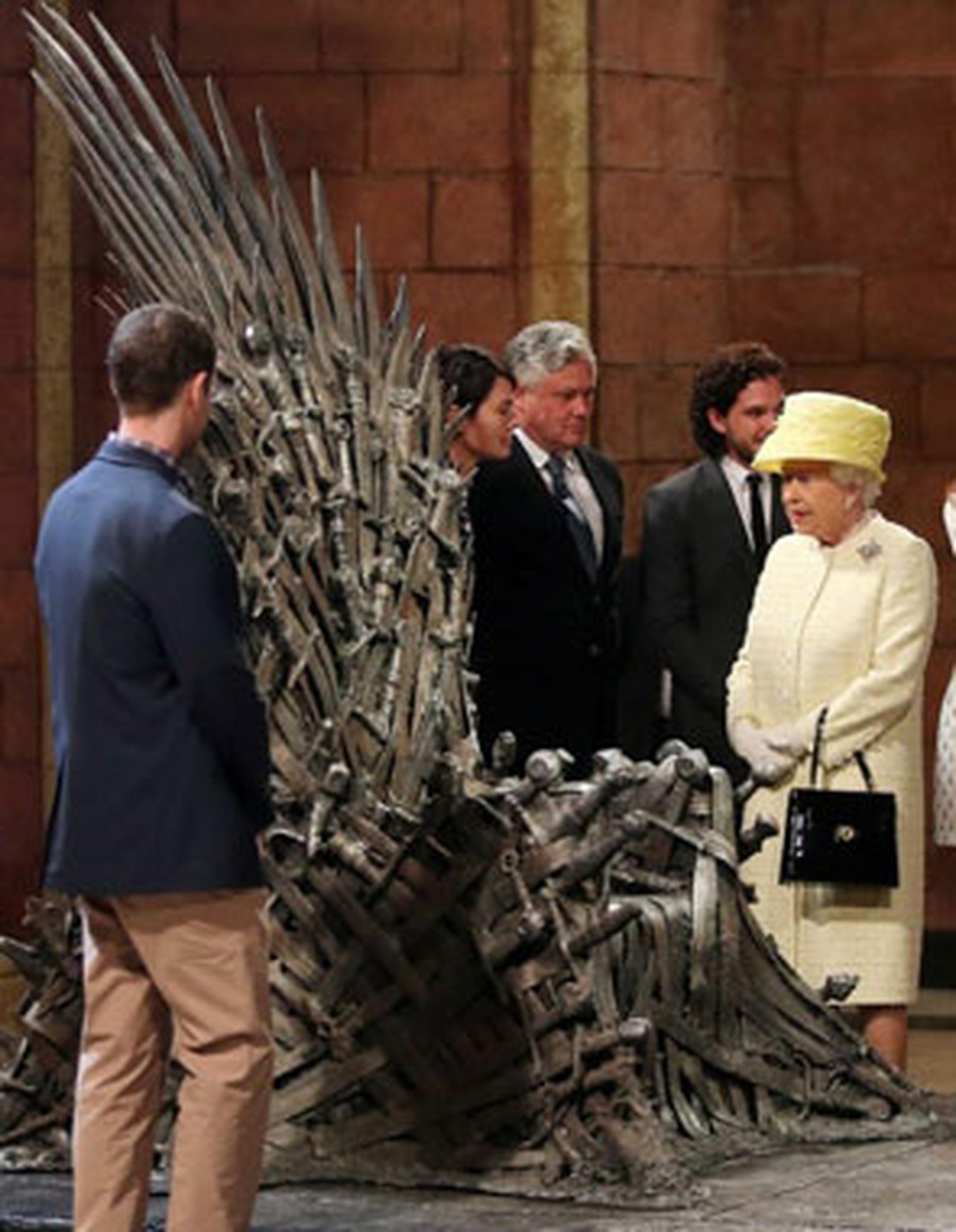 La reina Isabel II observa el “Trono de Hierro” durante su visita a el estudio de filmación de la serie “Game of Thrones”. (AFP)