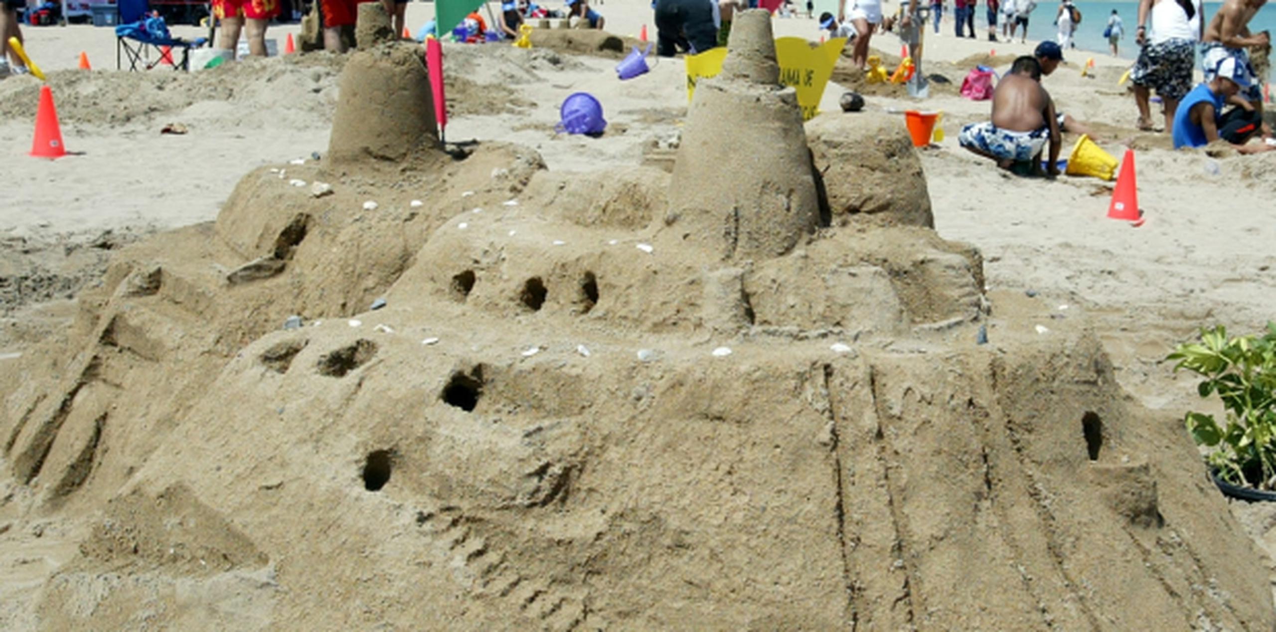 Las personas que construyan la mayor cantidad de castillos de arena obtendrán 1,500 dólares de premio. (Archivo)