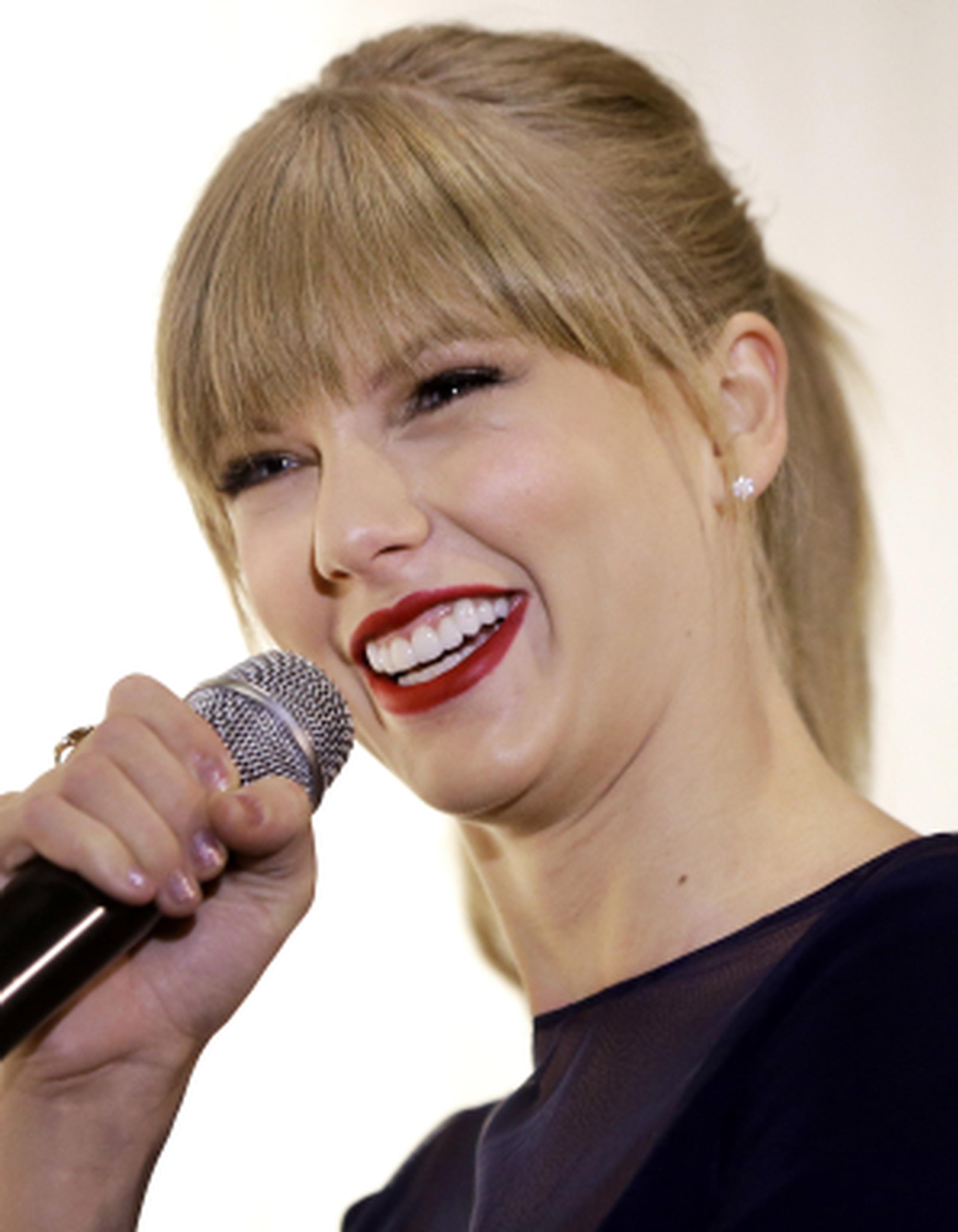 La actriz pop inauguró hoy el centro de educación Taylor Swift en el Museo y Salón de la Fama de Música Country. (AP/Mark Humphrey)