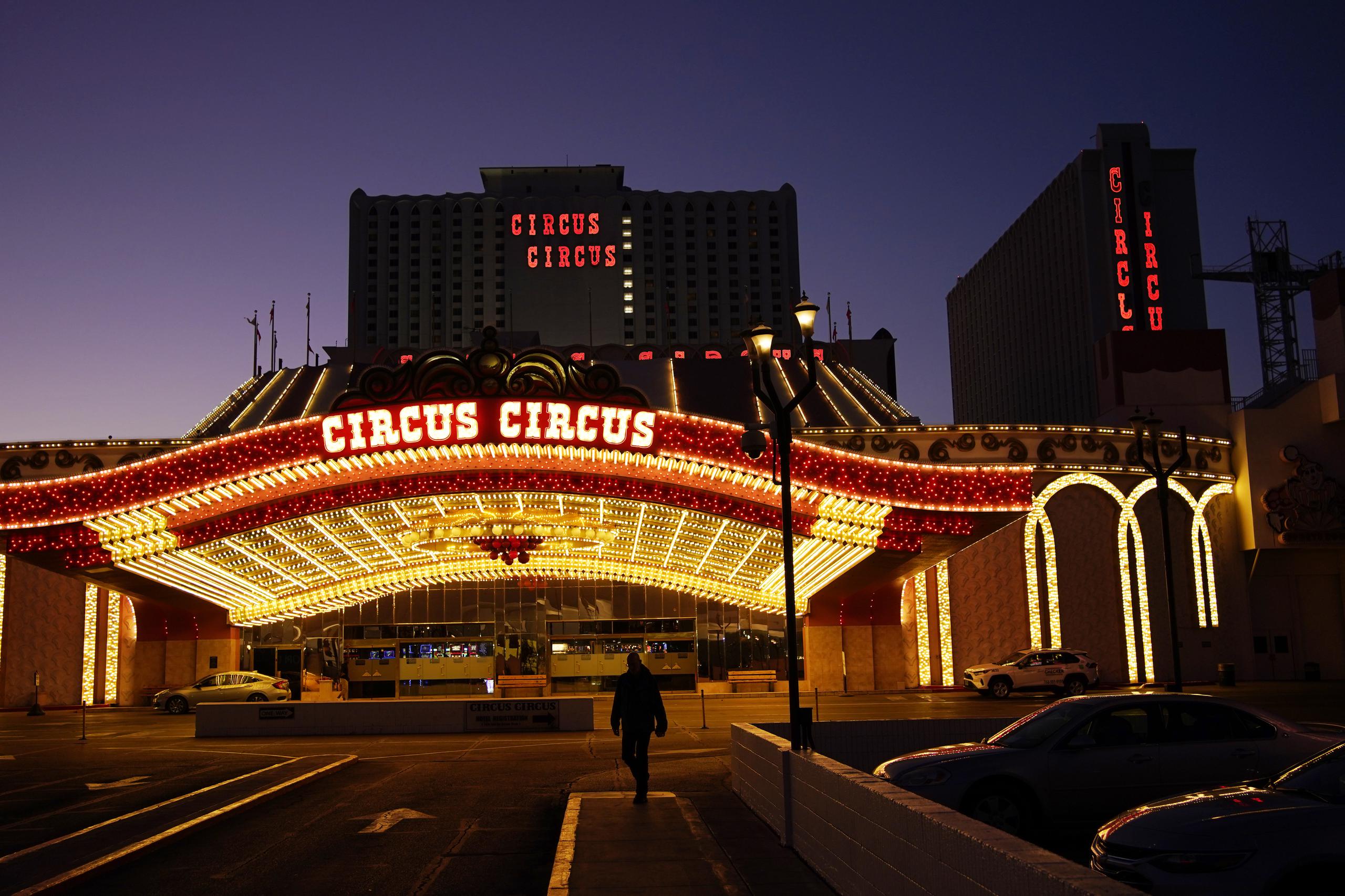 Un hombre camina frente al hotel y casino Circus Circus en Las Vegas.
