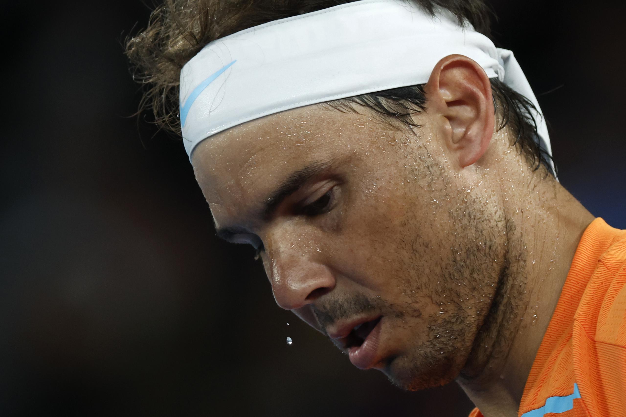 El tenista español Rafael Nadal, en un momento de su partido de segunda ronda contra Mackenzie McDonald en el Abierto de Australia, en Melbourne, Australia, el 18 de enero de 2023. (AP Foto/Asanka Brendon Ratnayake)
