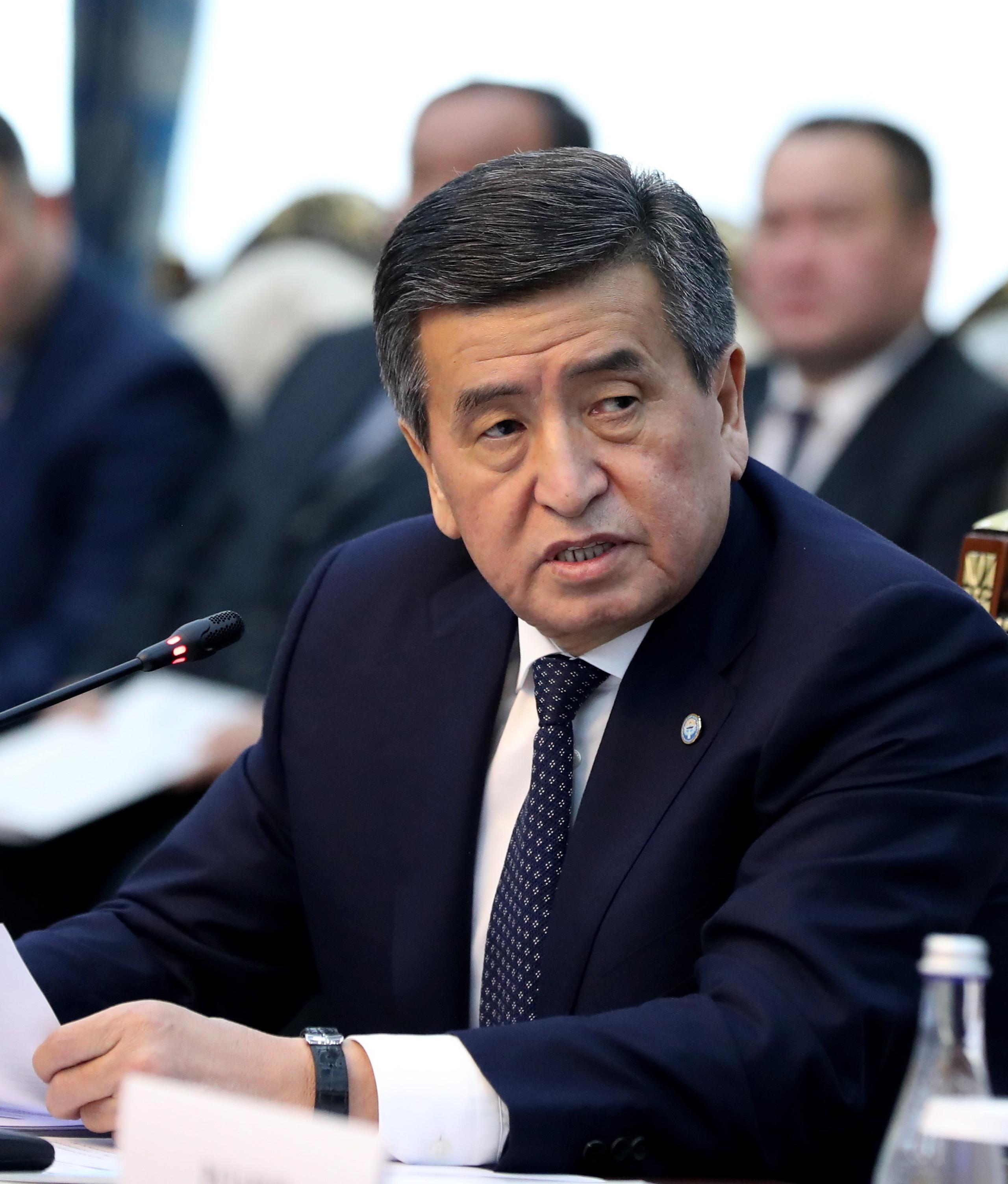 El presidente impuso finalmente un toque de queda y el estado de emergencia en la capital, Biskek, y destituyó al Gobierno en pleno.