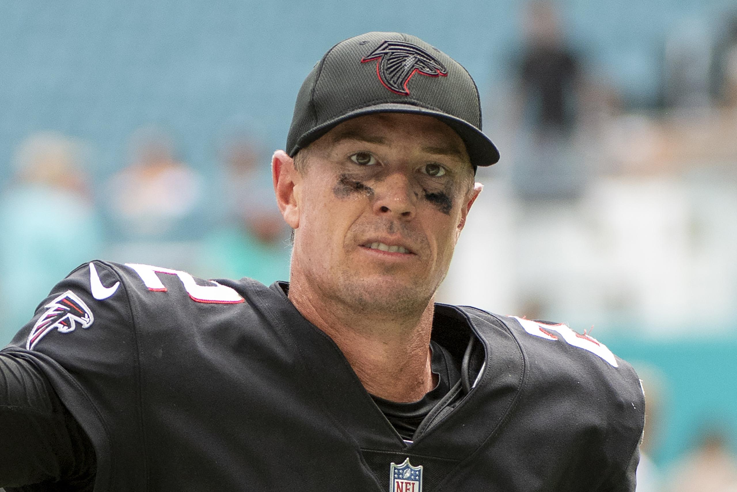 El quarterback de los Falcons de Atlanta Matt Ryan abandona el campo durante el encuentro ante los Dolphins de Miami. El lunes 21 de marzo del 2022, Ryan, que cumple 37 años en mayo, es enviado a los Colts de Indianápolis a cambio de selecciones de draft.
