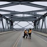 Ingeniero le pide matrimonio a su novia en puente levadizo