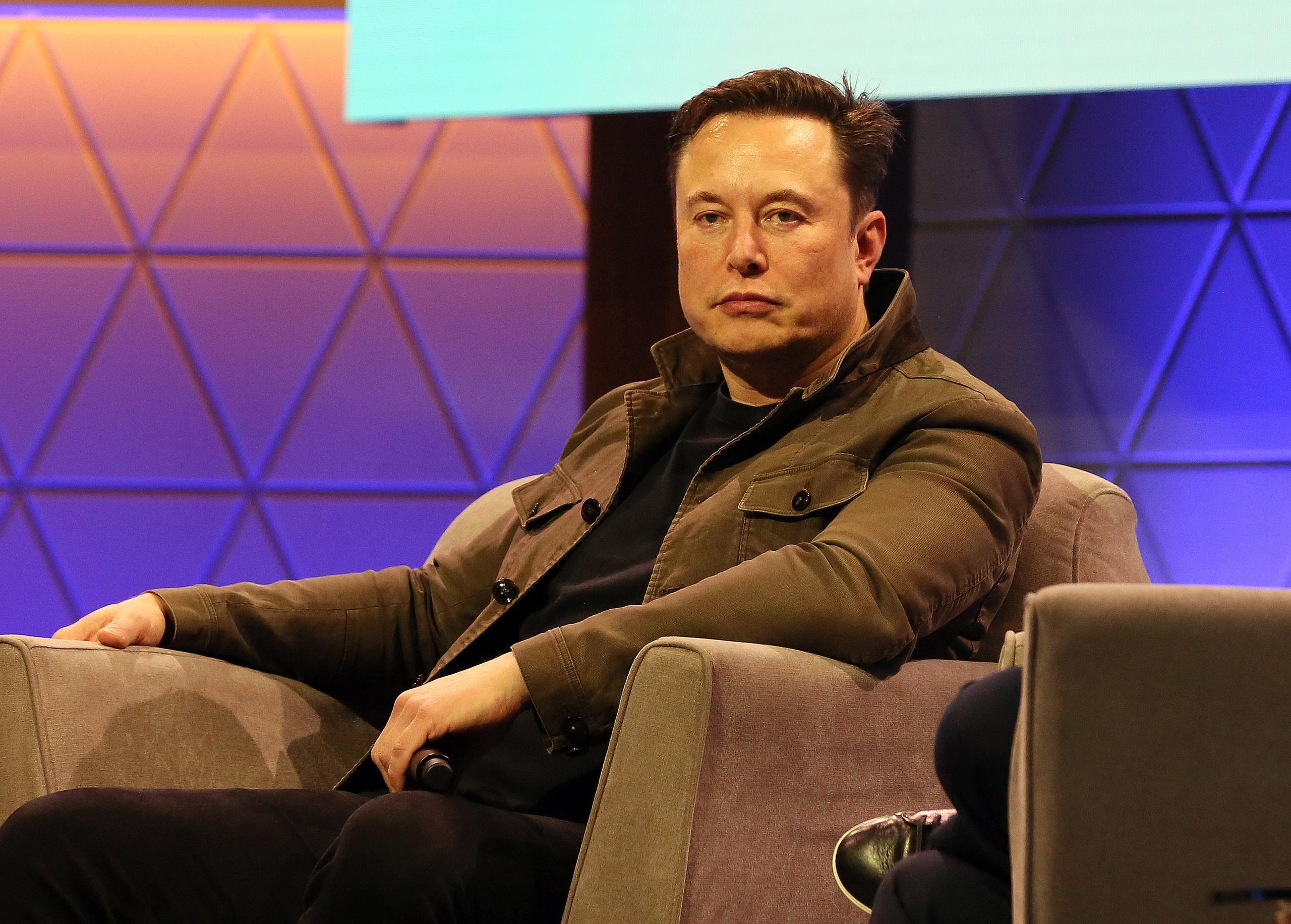 Elon Musk notificó al regulador bursátil de Estados Unidos hace una semana su intención de cancelar la compra de Twitter que ambas partes pactaron en abril, argumentando que la plataforma le engañó y no le da los datos que pide.