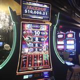 Ordenan arresto de hombre acusado por manipular máquina de casino y robar premios