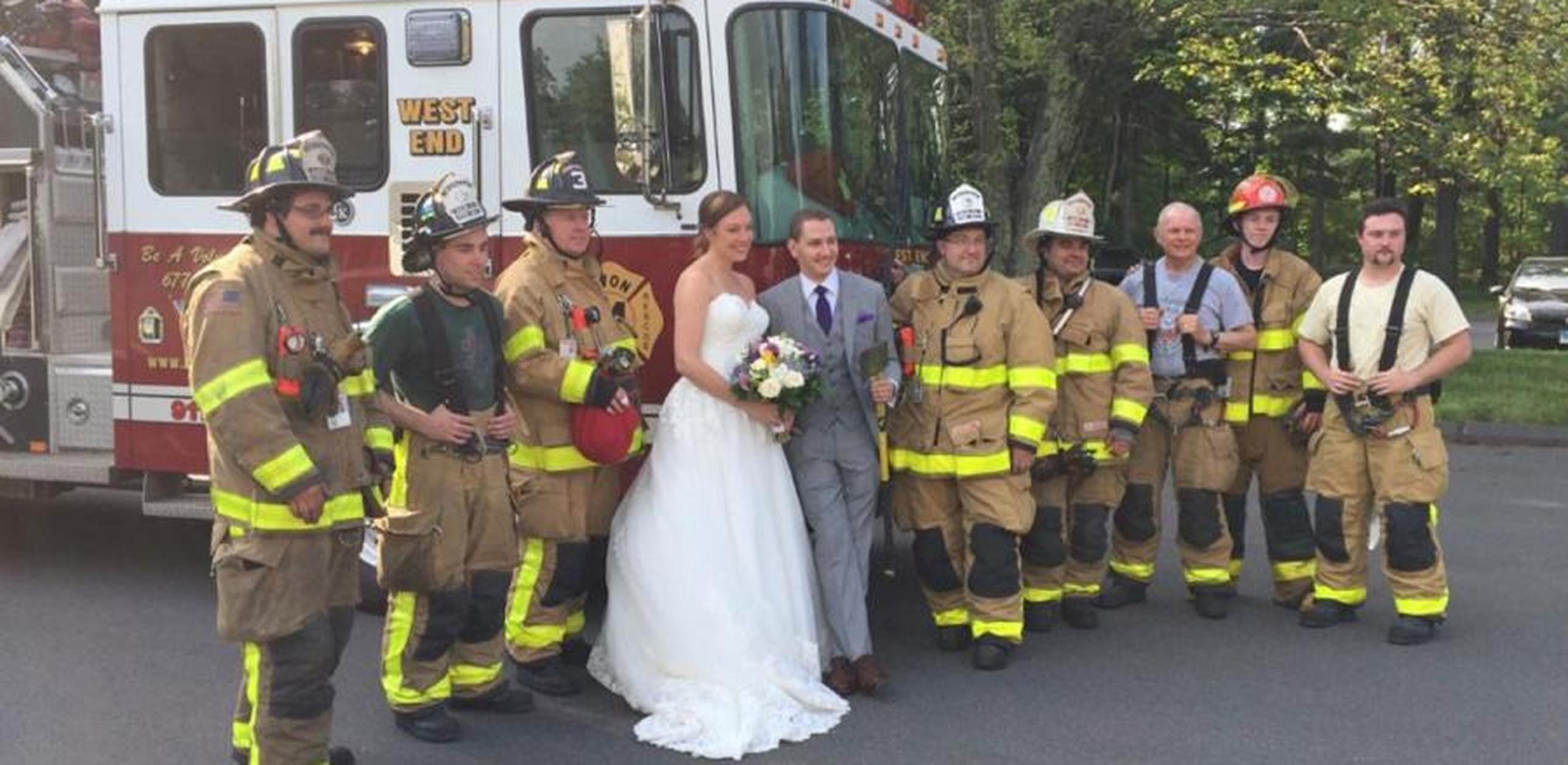 Las imágenes subidas a Facebook mostraban a la pareja sonriendo en el camión de bomberos. (AP)