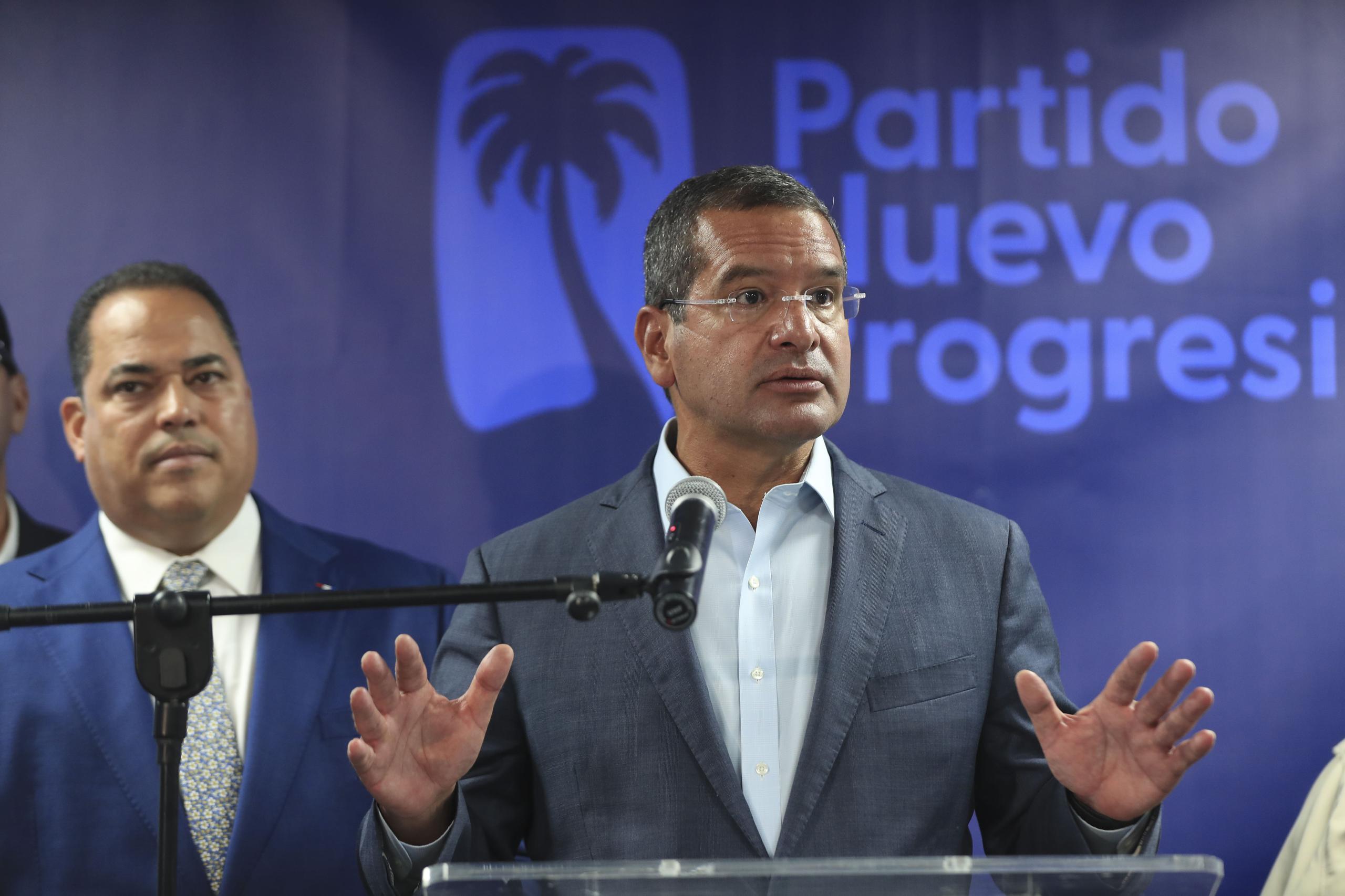 El gobernador Pedro Pierluisi certificó este sábado a la nueva directiva de la Juventud Progresista. Al fondo, el senador Carmelo Ríos, quien es secretario del PNP.