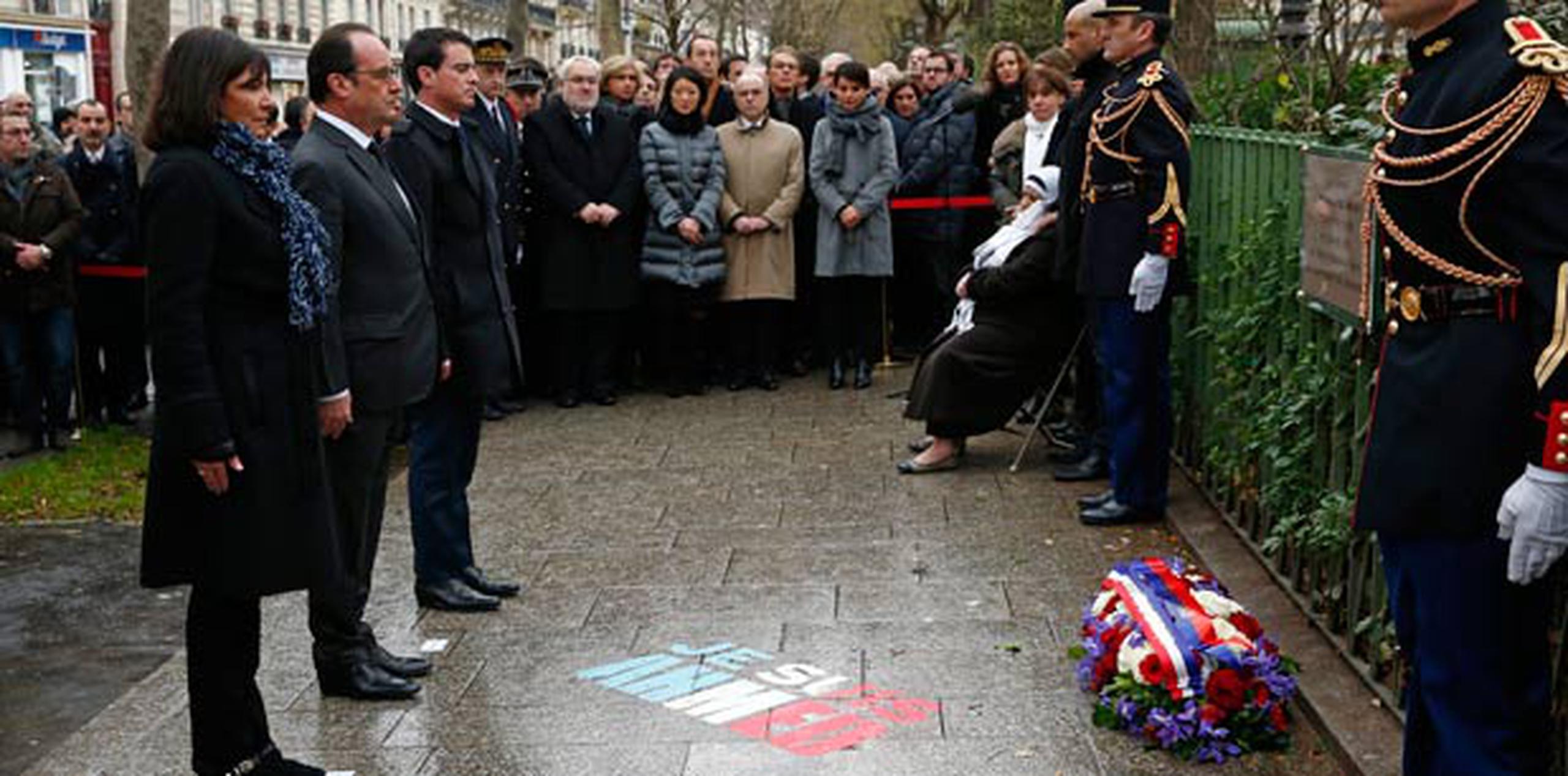 Las familias de las víctimas se unieron a Hollande y a otros mandatarios cerca del edificio en el que el personal de Charlie Hebdo celebraba una reunión editorial el pasado 7 de enero de 2015 cuando dos hermanos fuertemente armados entraron en las oficinas y mataron a 11 personas. (AP)