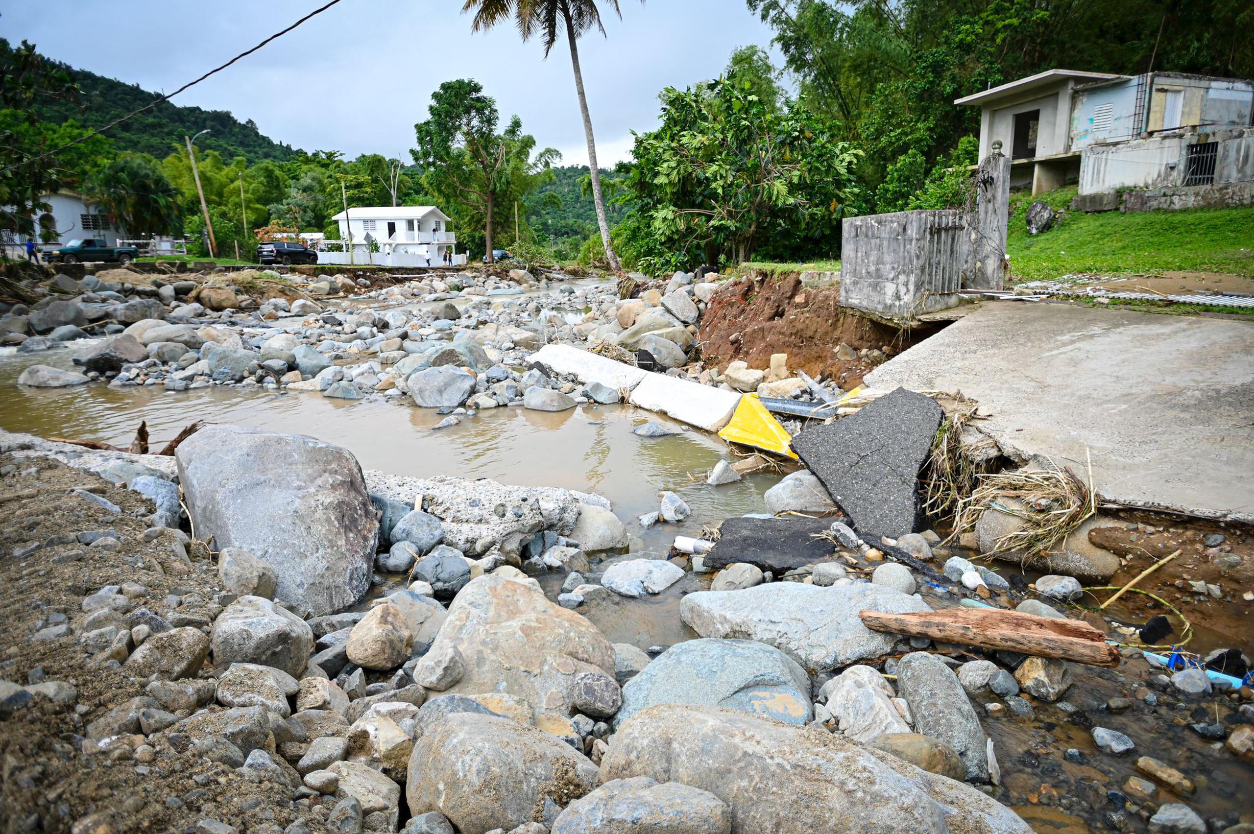 Carretera destrozada en la comunidad Marín Bajo debido al río salirse de su cauce impidiendo el único paso a la comunidad.