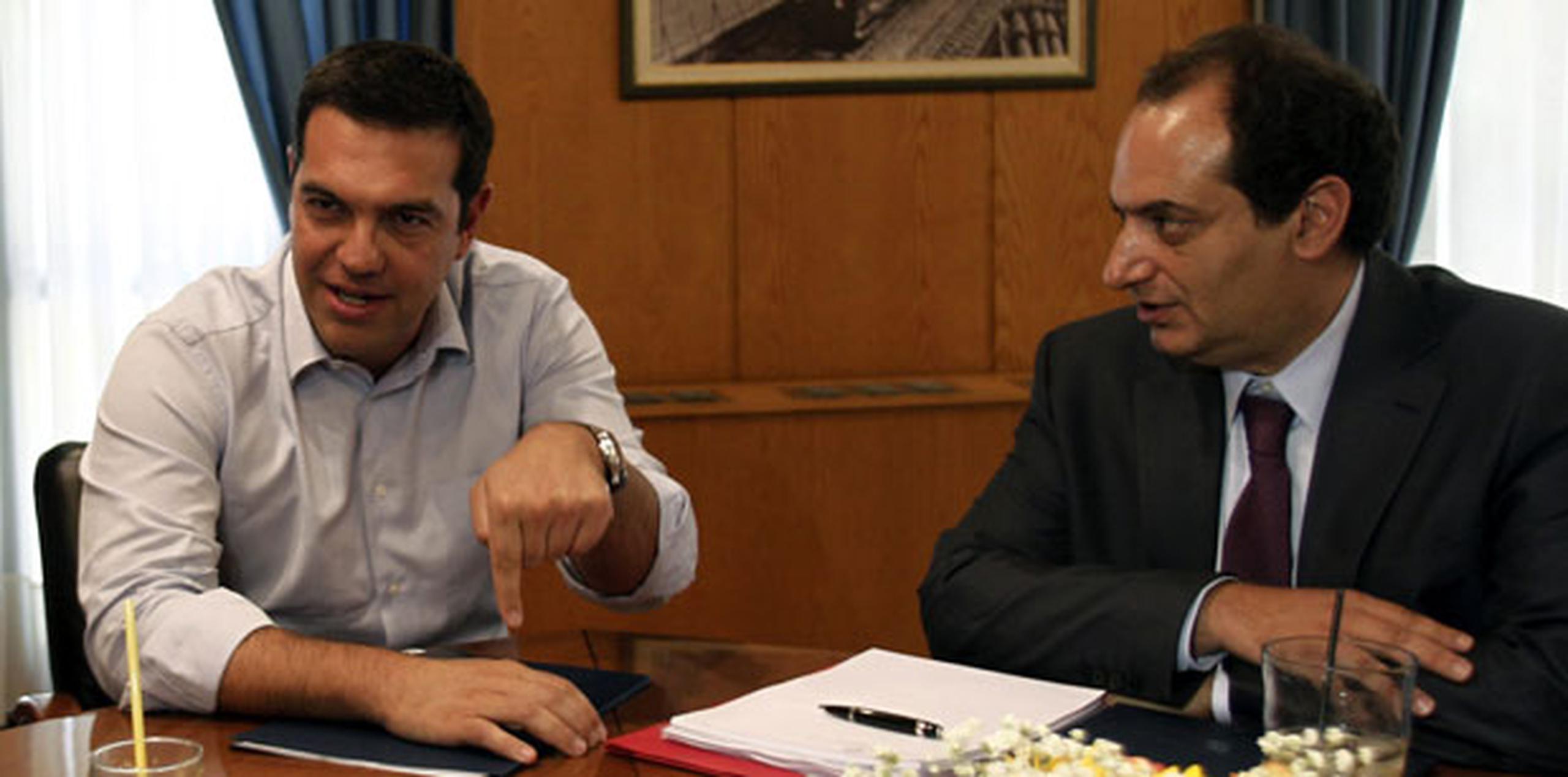 El primer ministro griego Alexis Tsipras (izquierda) y el ministro de Fomento y Transporte, Christos Spirtzis durante su encuentro en el ministerio de Fomento en Atenas, Grecia hoy, 12 de agosto. (EFE/Alexandros Vlachos)