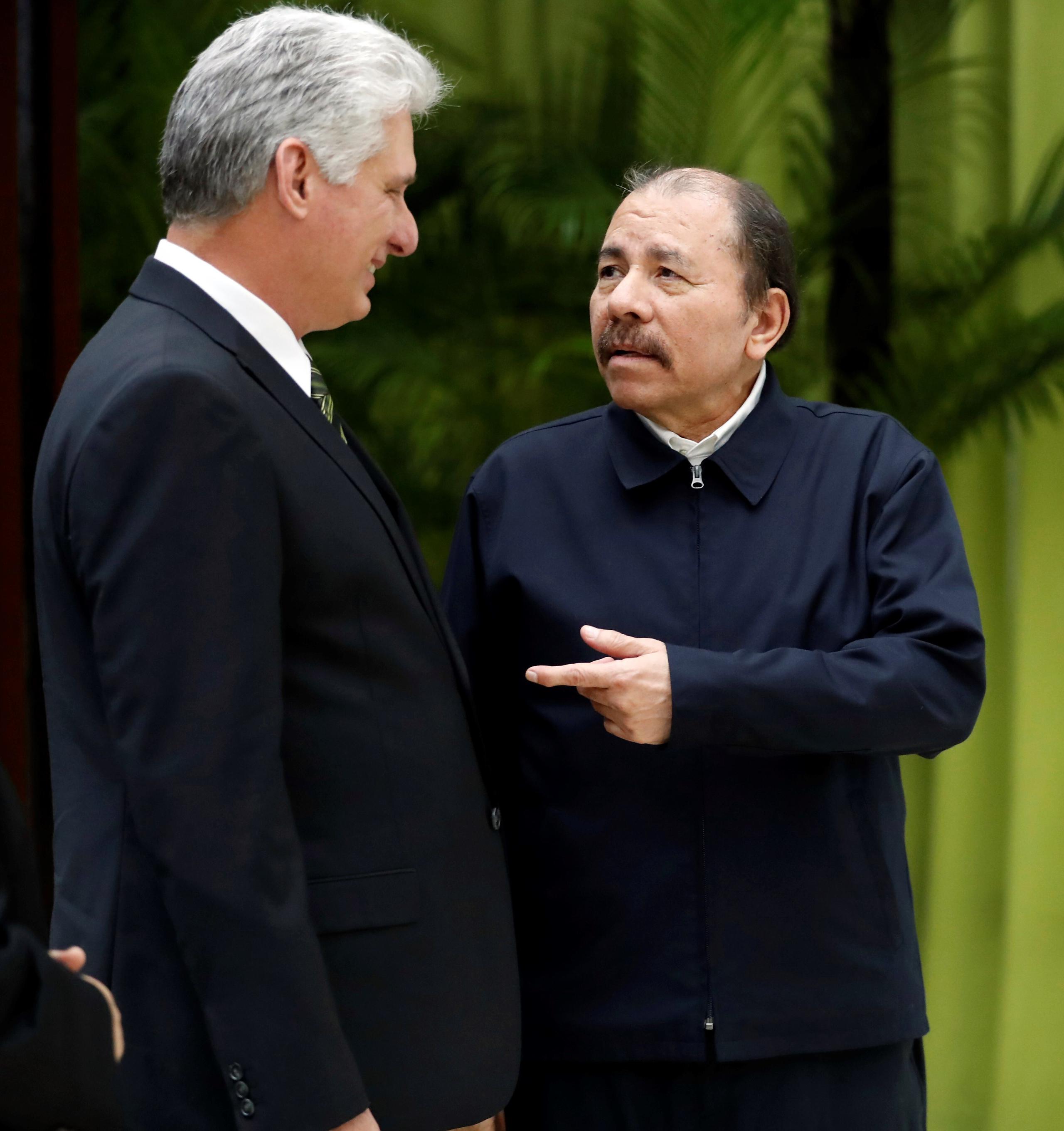 El presidente de Cuba, Miguel Diaz-Canel (i), saluda al presidente de Nicaragua, Daniel Ortega (d), en una fotografía de archivo. EFE/Ernesto Mastrascusa/Pool
