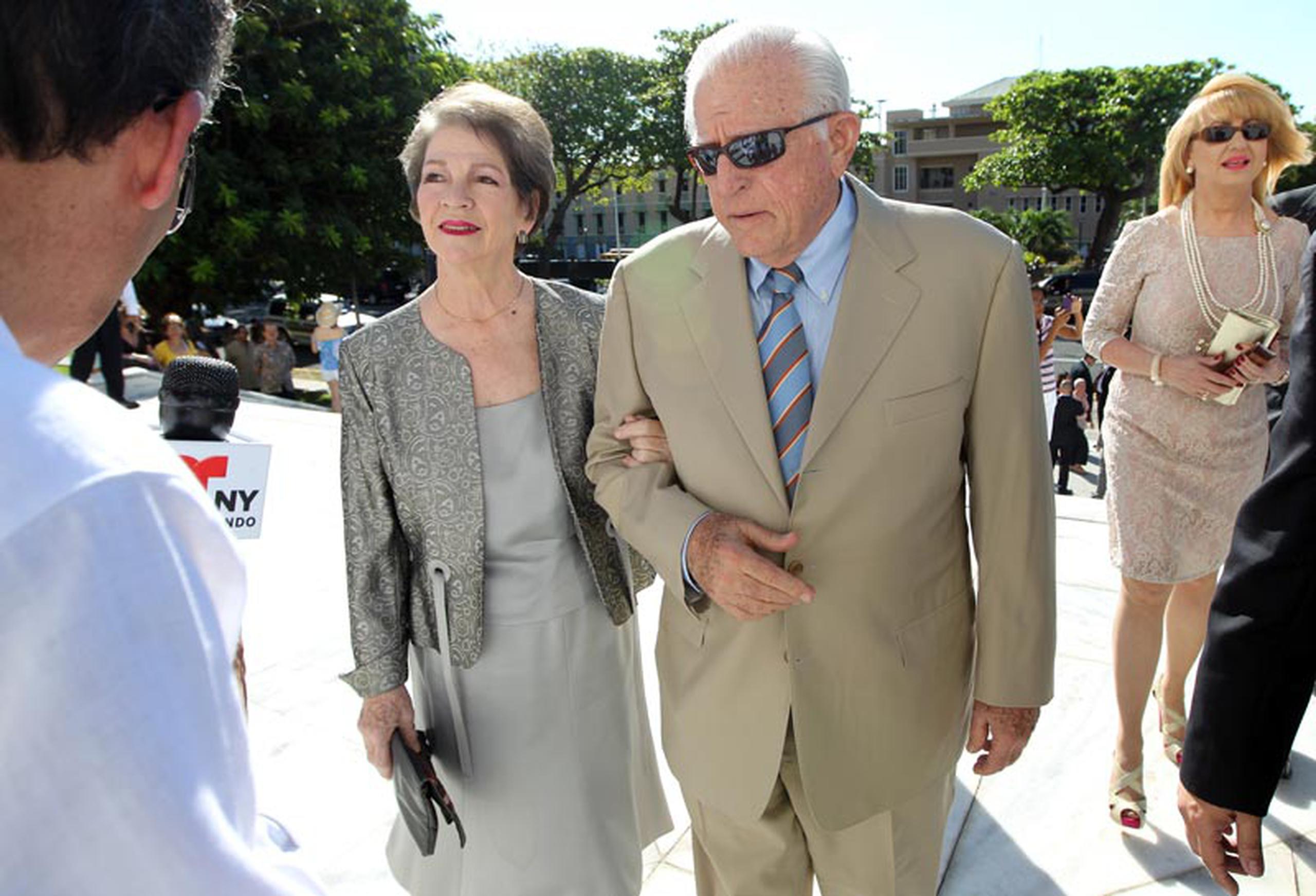 El ex gobernador Carlos Romero Barceló y su esposa Kate Donnelly.  (juan.martinez@gfrmedia.com)
